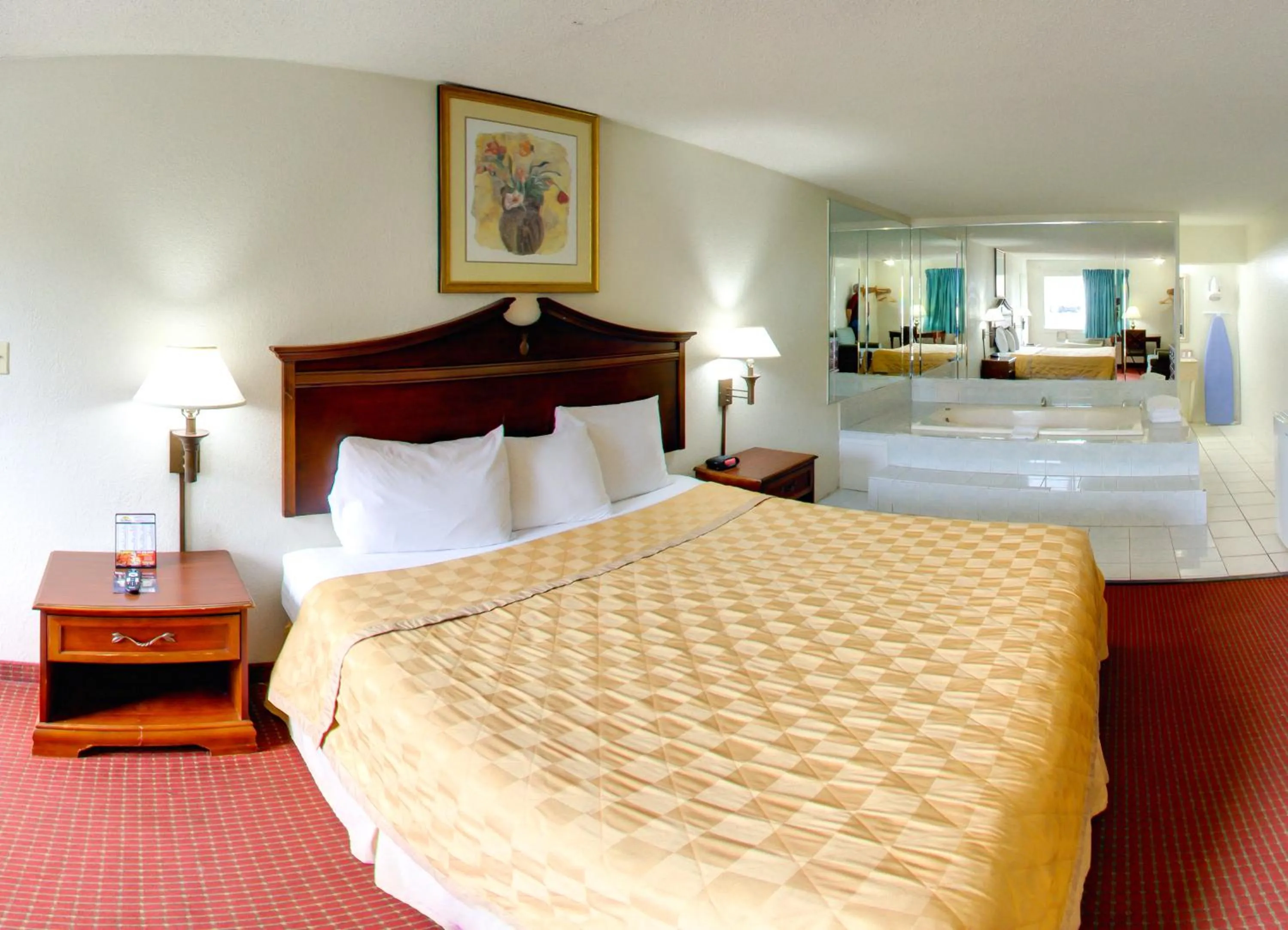 Photo of the whole room, Bed in Key West Inn - Newport News