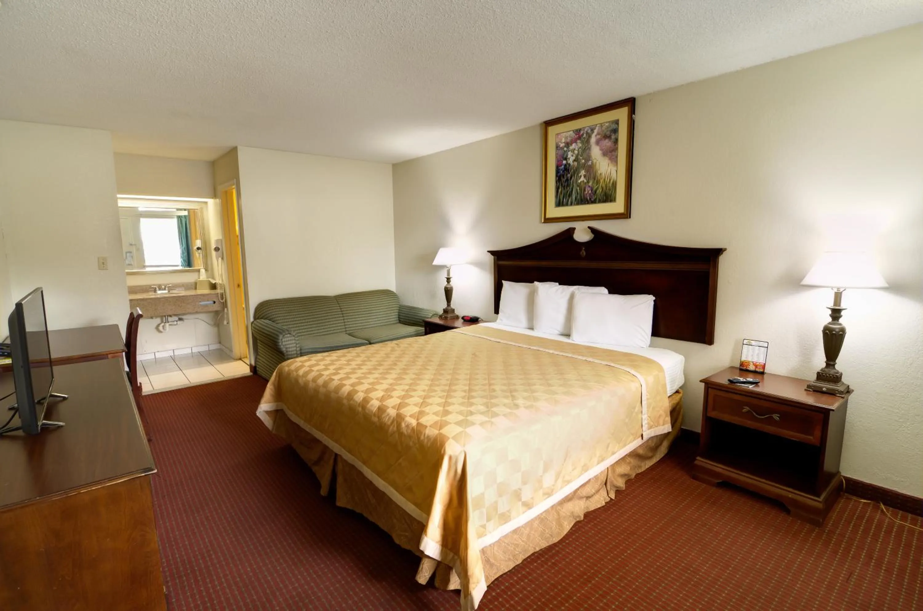 Photo of the whole room, Bed in Key West Inn - Newport News