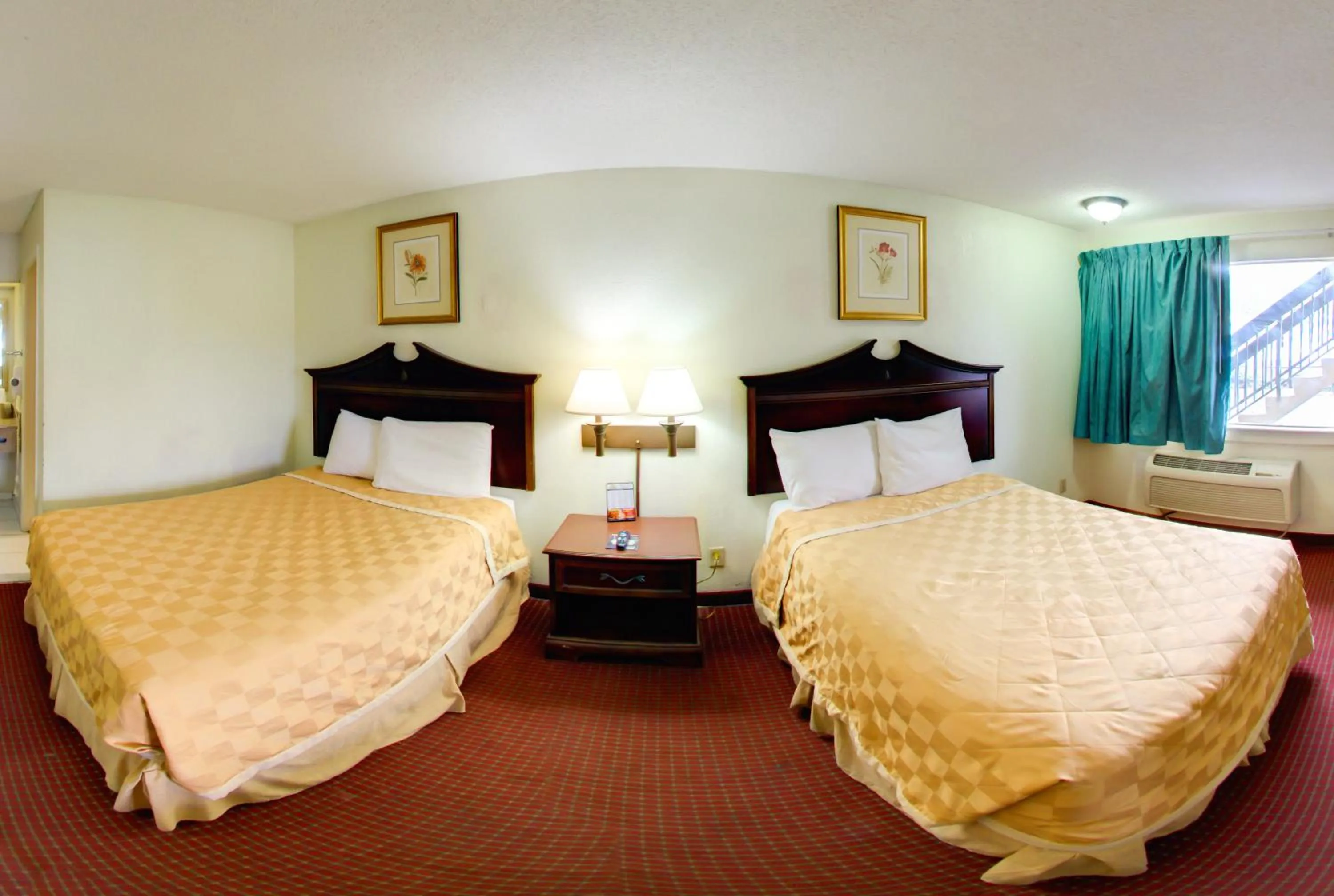 Photo of the whole room, Bed in Key West Inn - Newport News