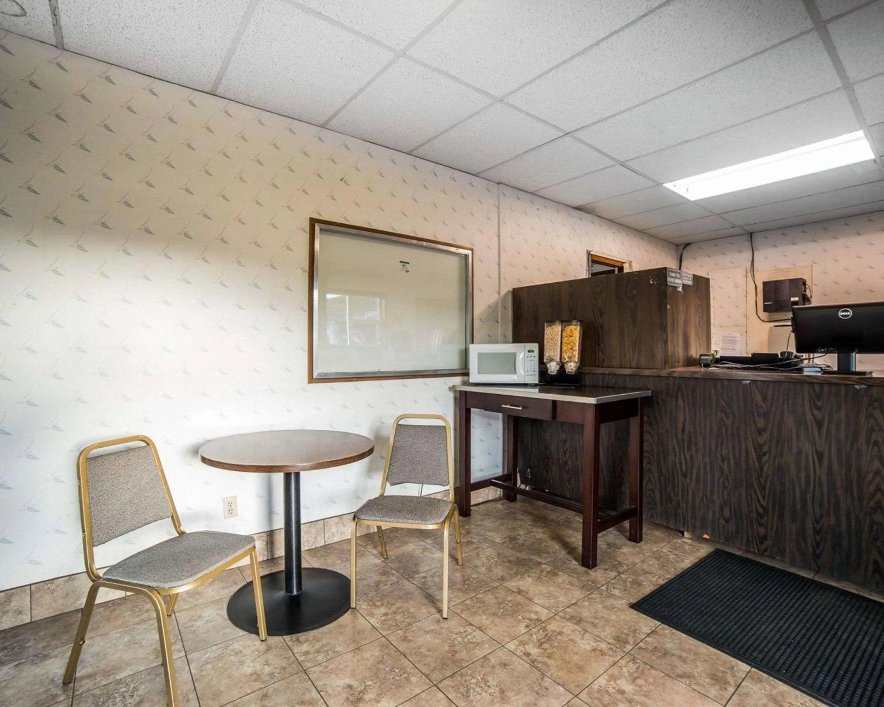 Restaurant/places to eat, Seating Area in Rodeway Inn & Suites