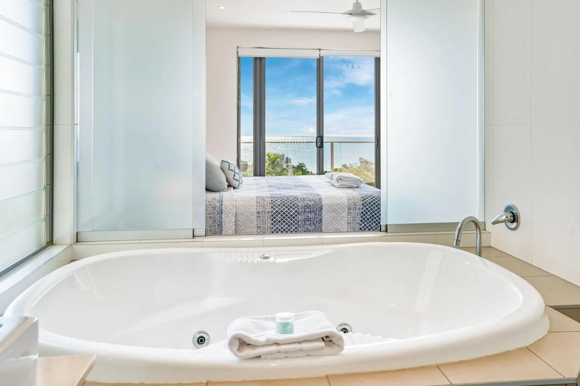 Bathroom, Bed in Rainbow Sea Resort
