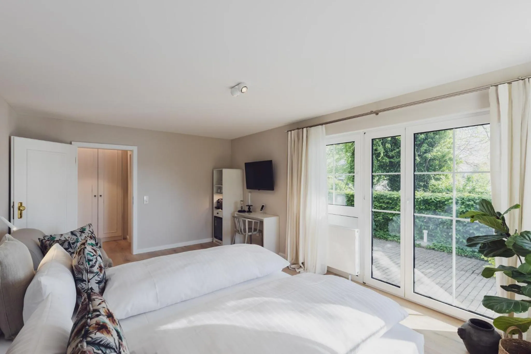 Photo of the whole room, Bed in Hotel Caraleon