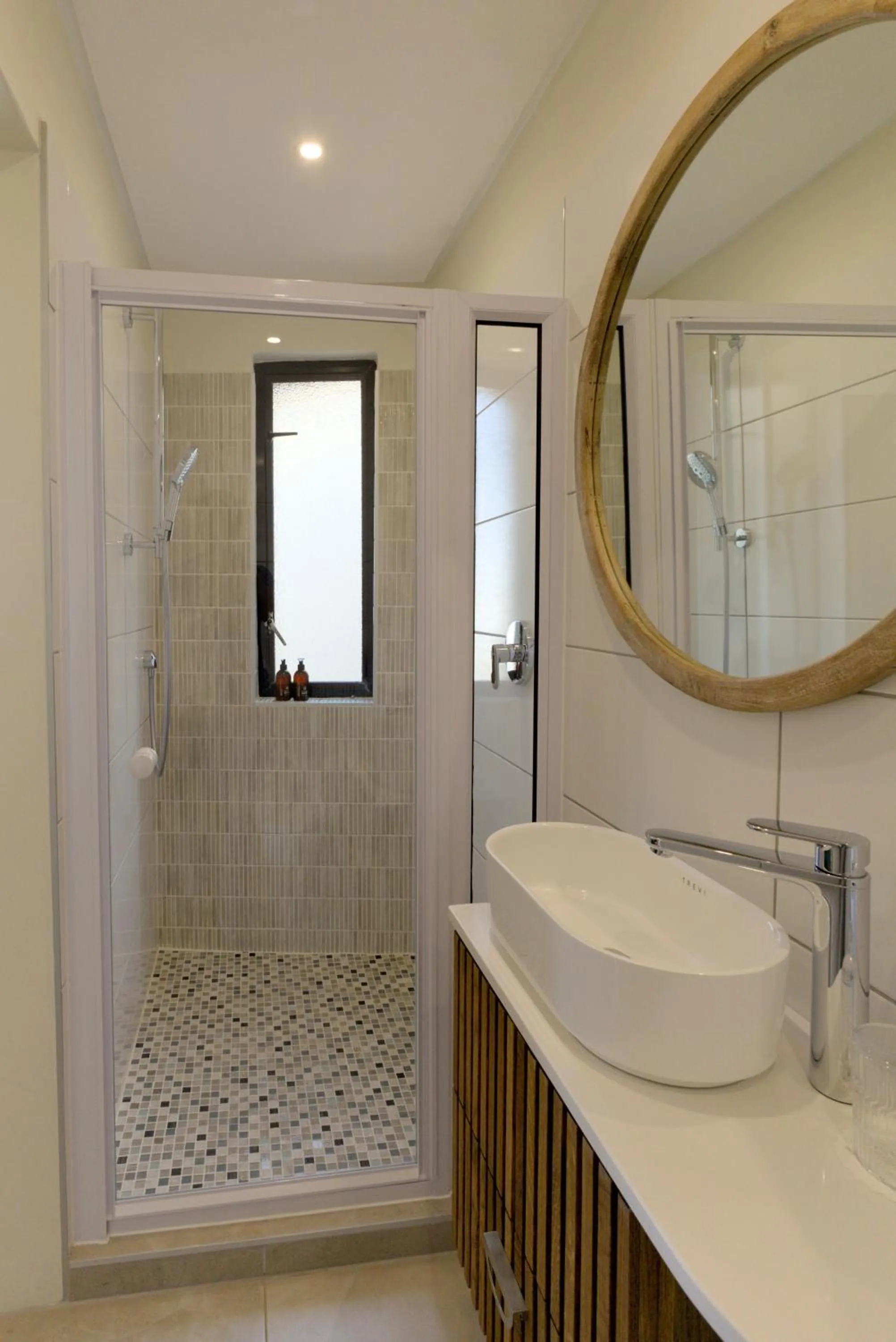 Shower in Oyster Box Guesthouse