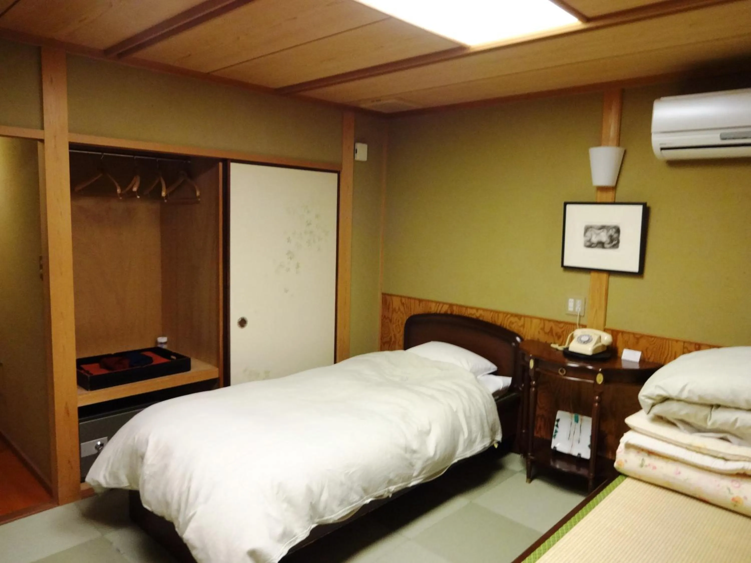 Photo of the whole room, Bed in Yamatoya