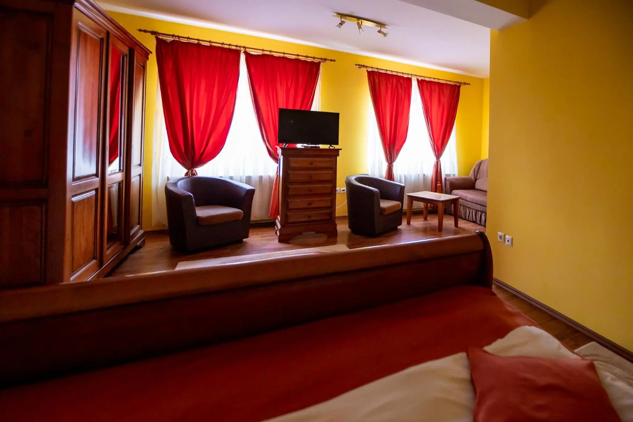 TV and multimedia, Bed in Noroc si Fericire