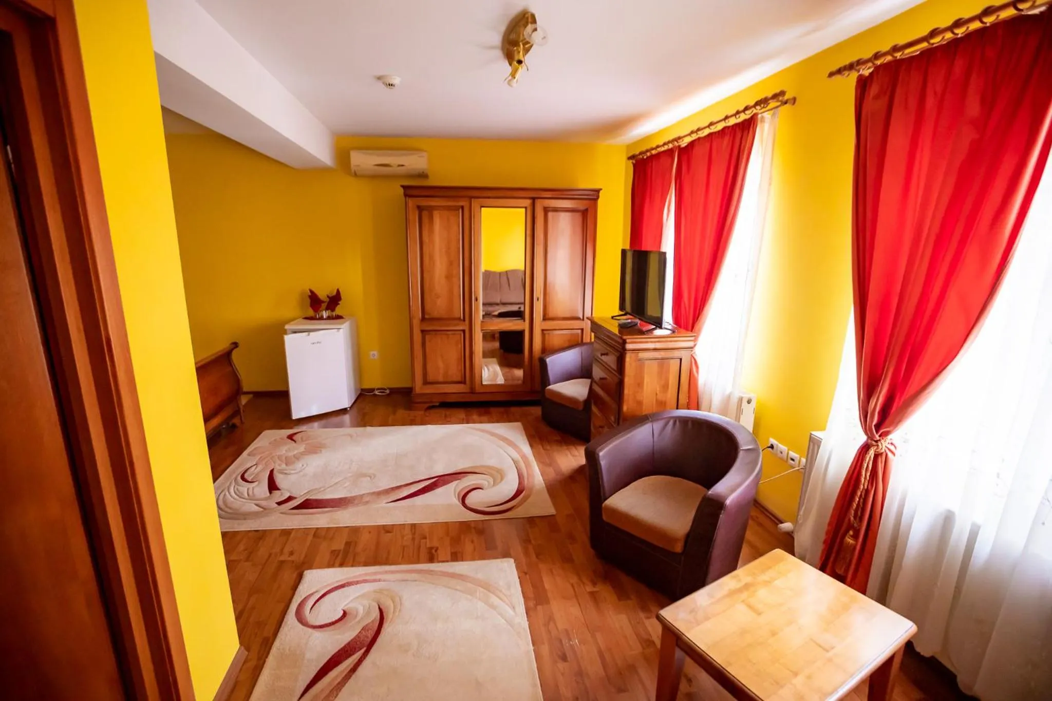 Photo of the whole room, Bed in Noroc si Fericire