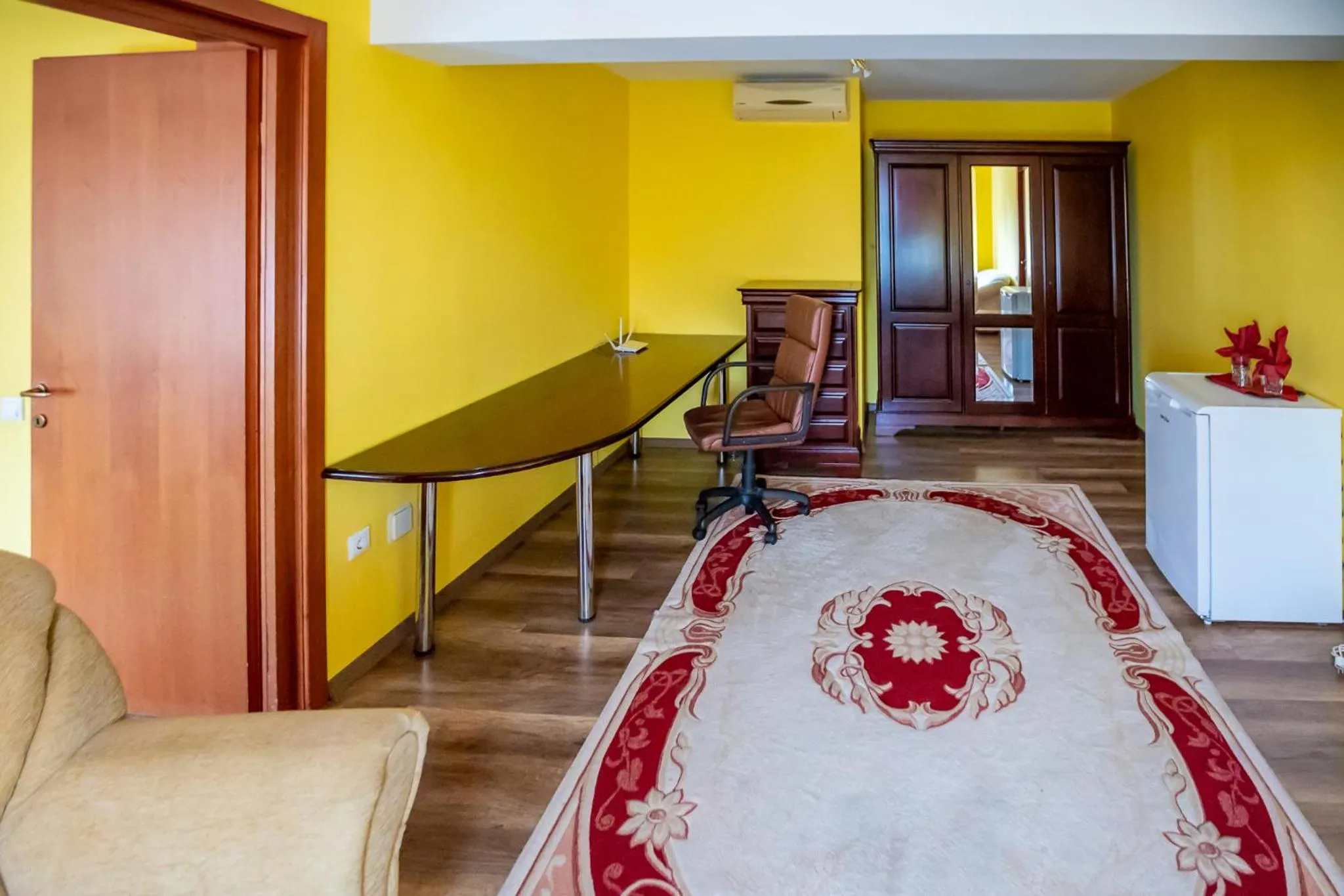 Living room, Bed in Noroc si Fericire