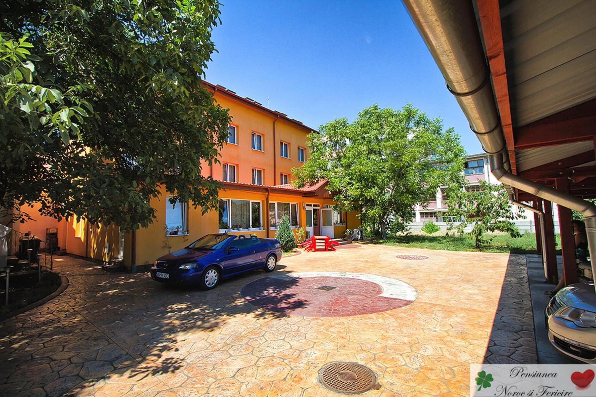 Facade/entrance in Noroc si Fericire