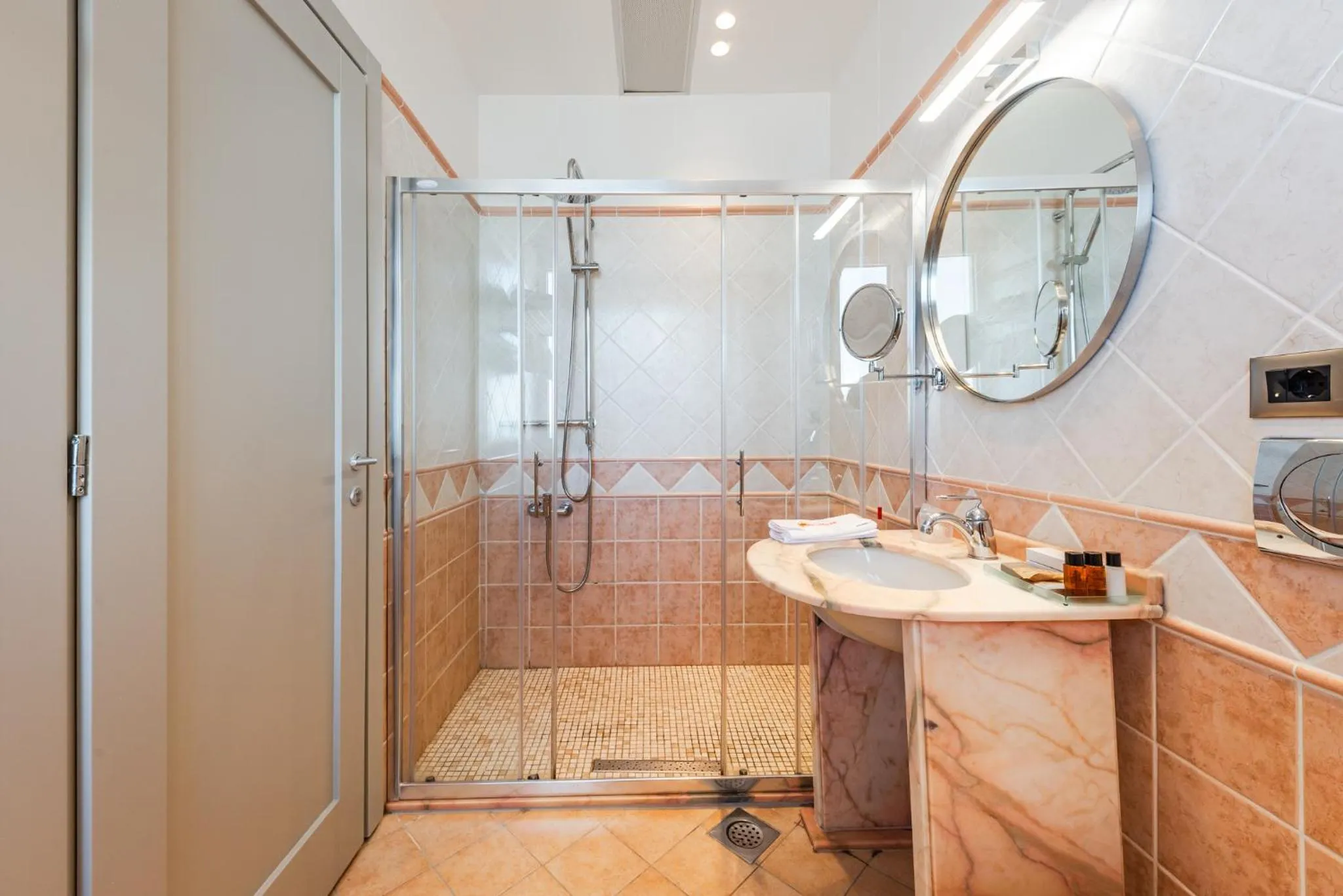 Shower in Aragosta Hotel