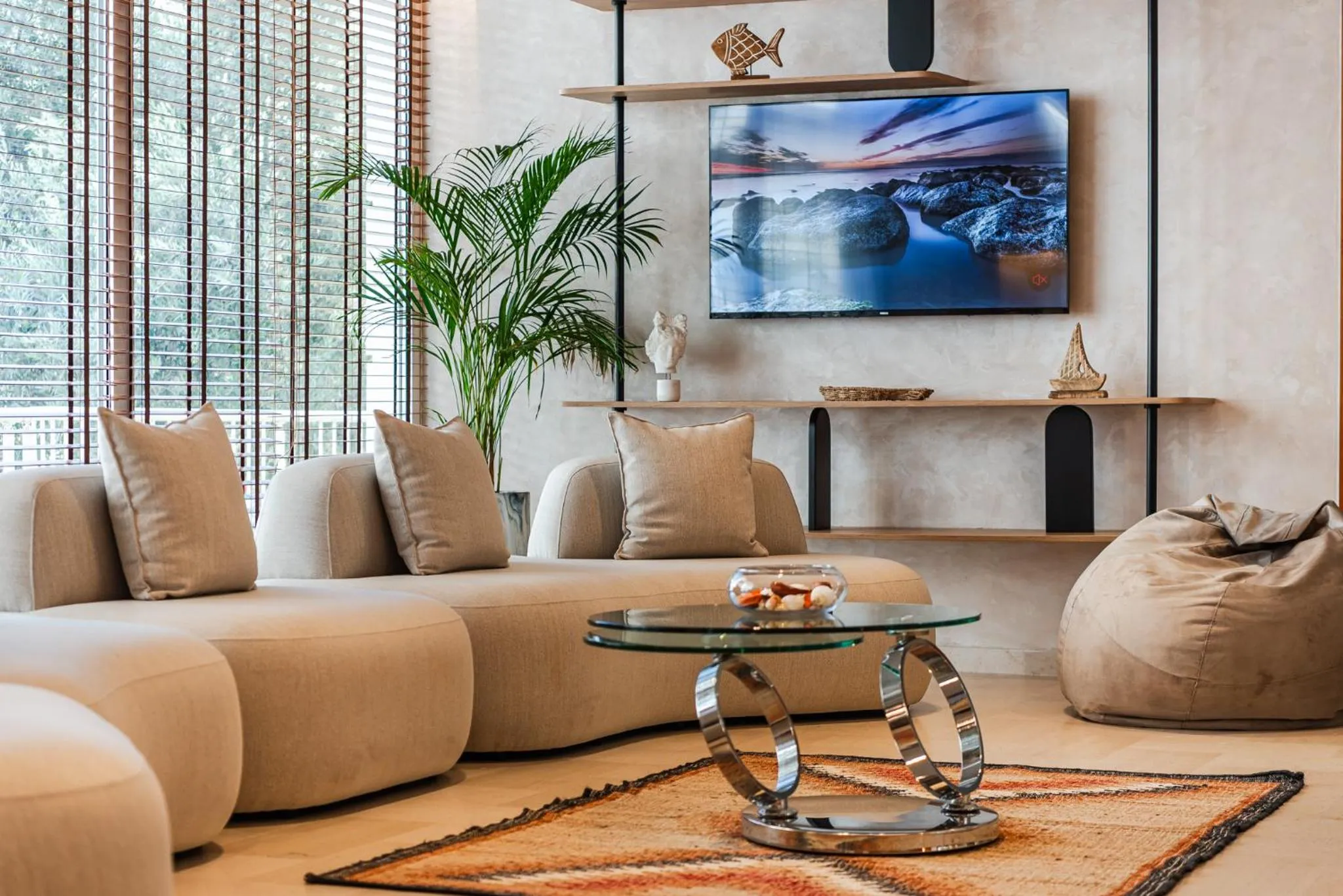 Communal lounge/ TV room in Aragosta Hotel