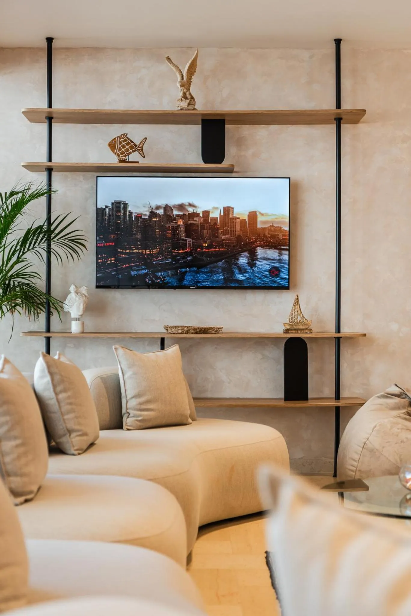 Communal lounge/ TV room in Aragosta Hotel