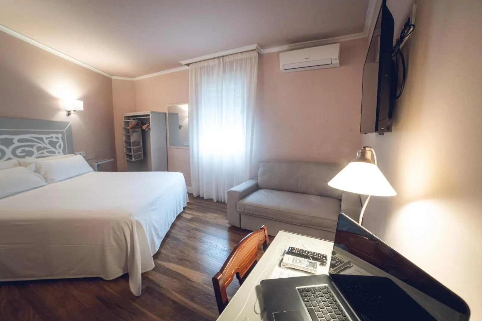 Bed in Hostal Los Castañuelos