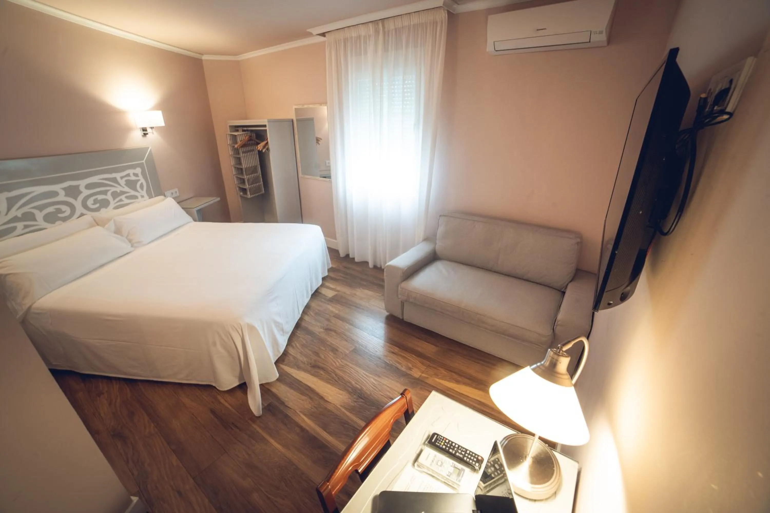 Bed in Hostal Los Castañuelos