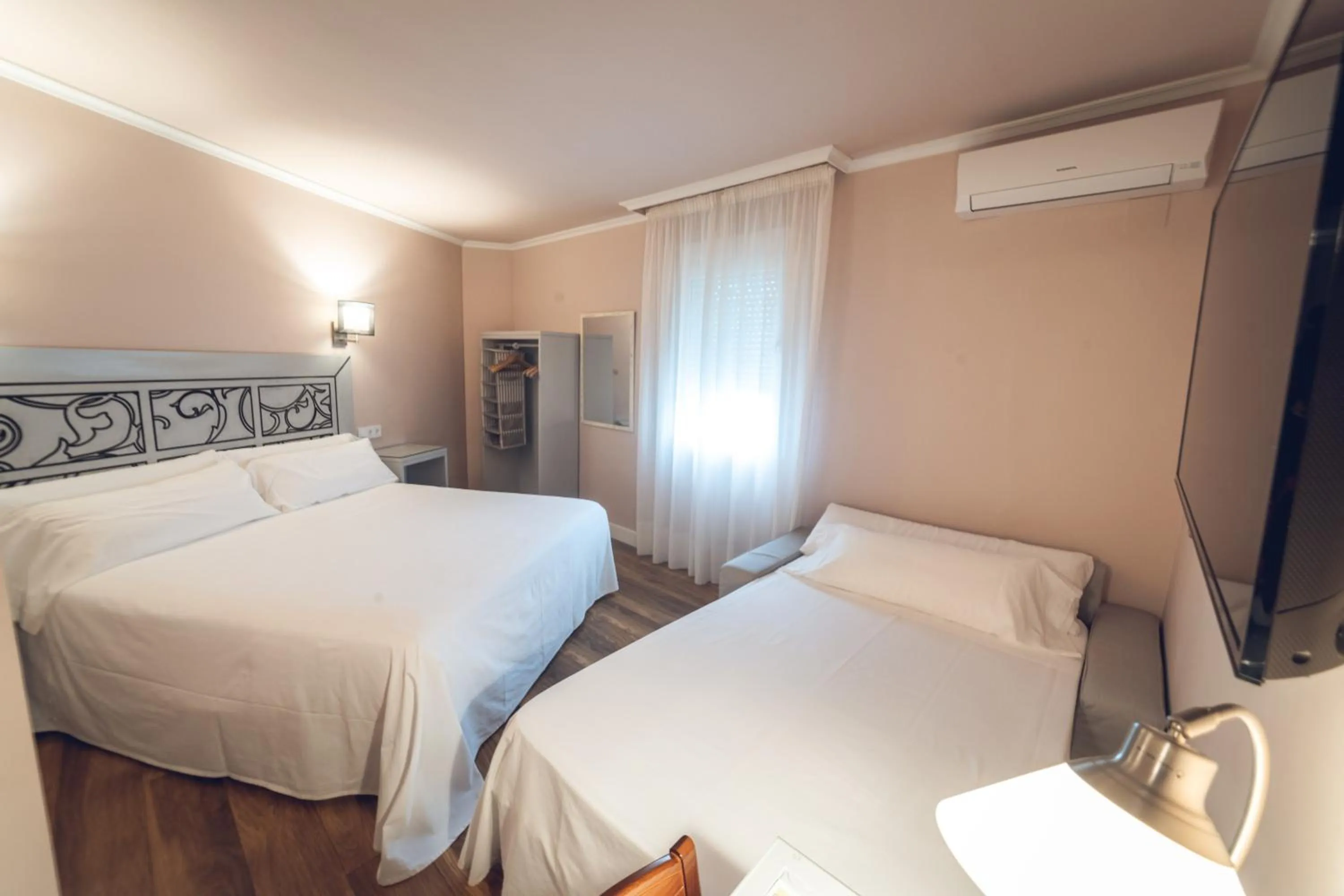 Bed in Hostal Los Castañuelos