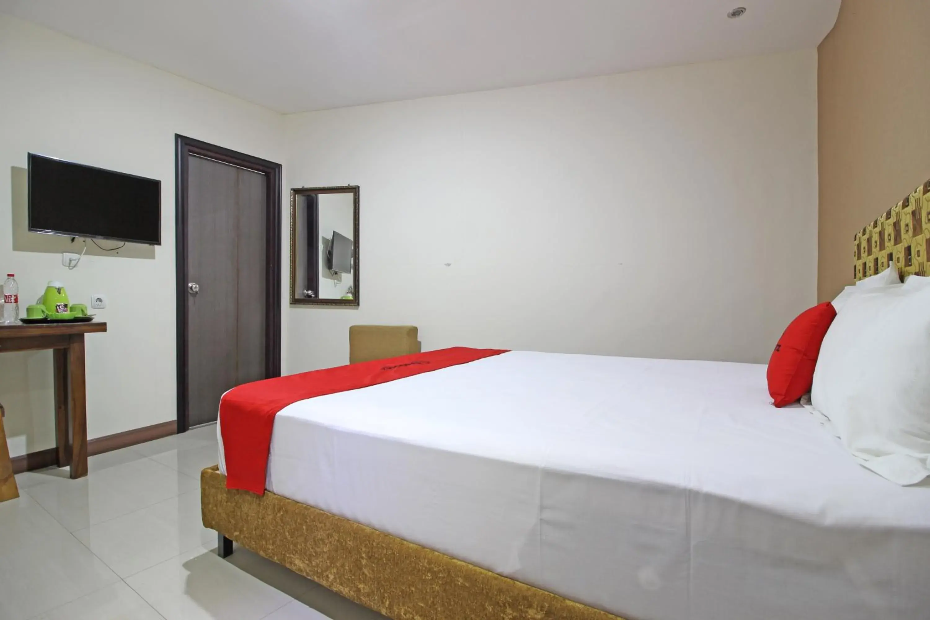 Deluxe Double Room in RedDoorz near UNS Solo Deluxe Double Room in RedDoorz near UNS Solo