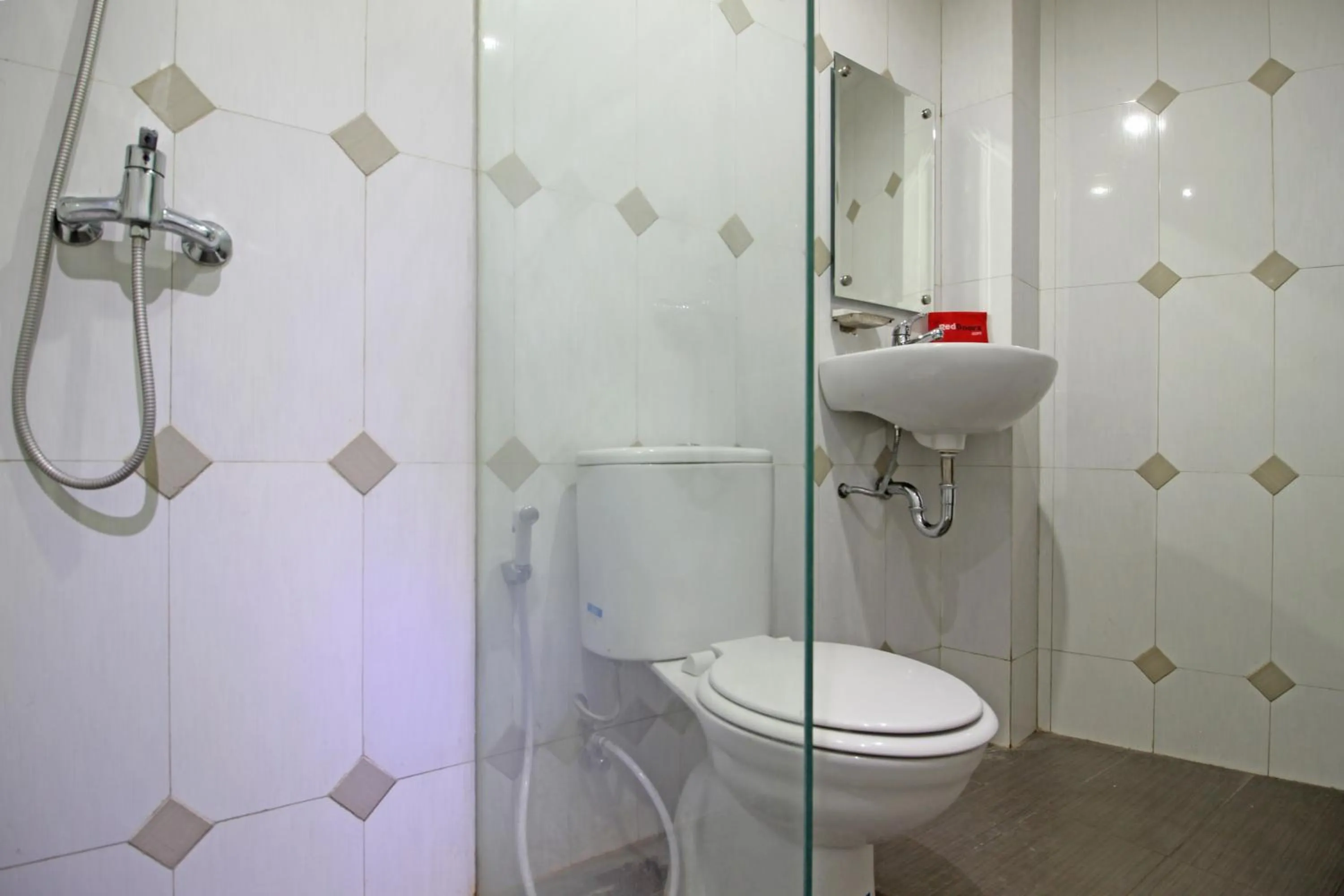 Bathroom in RedDoorz near UNS Solo