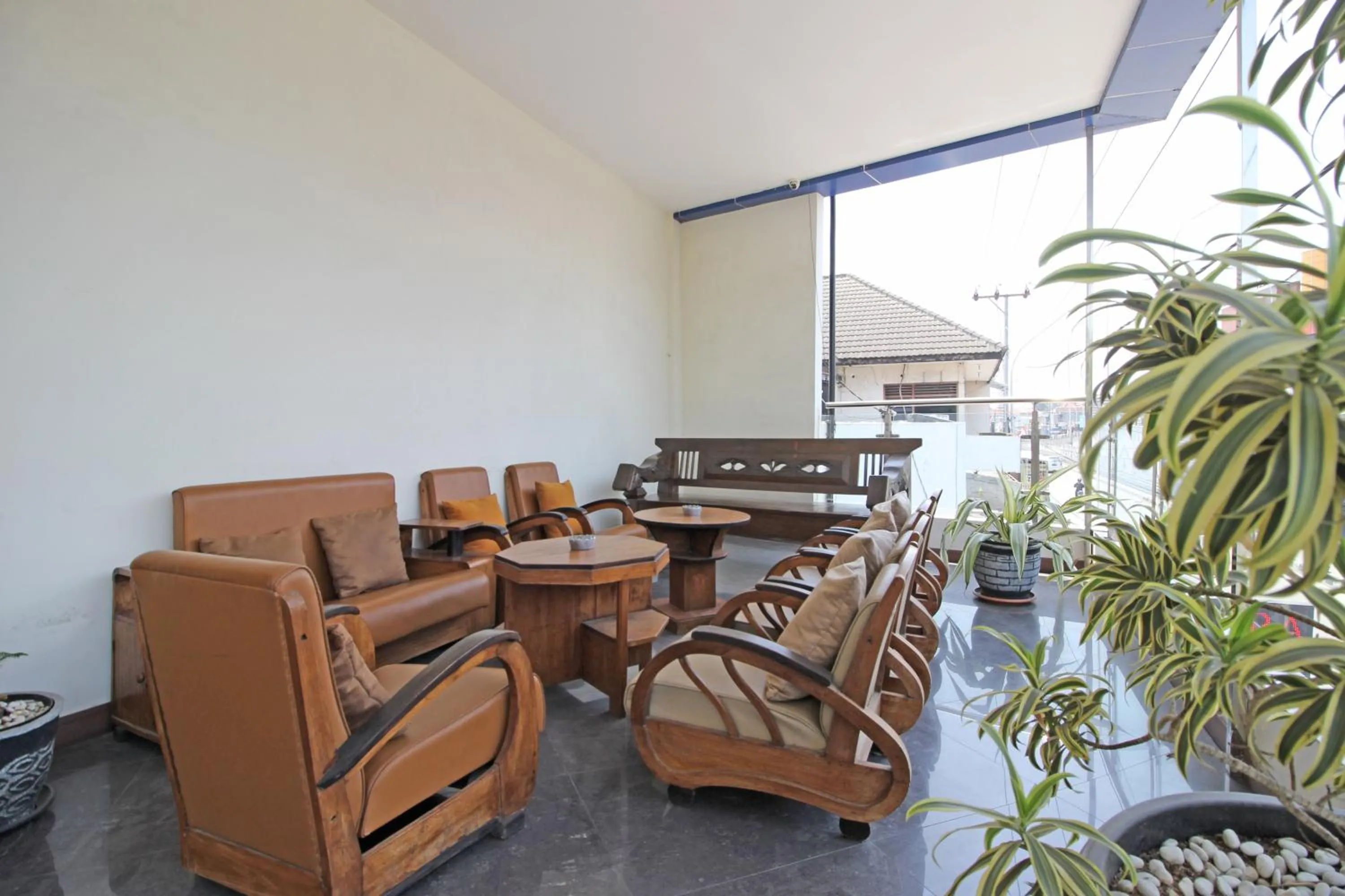 Communal lounge/ TV room in RedDoorz near UNS Solo