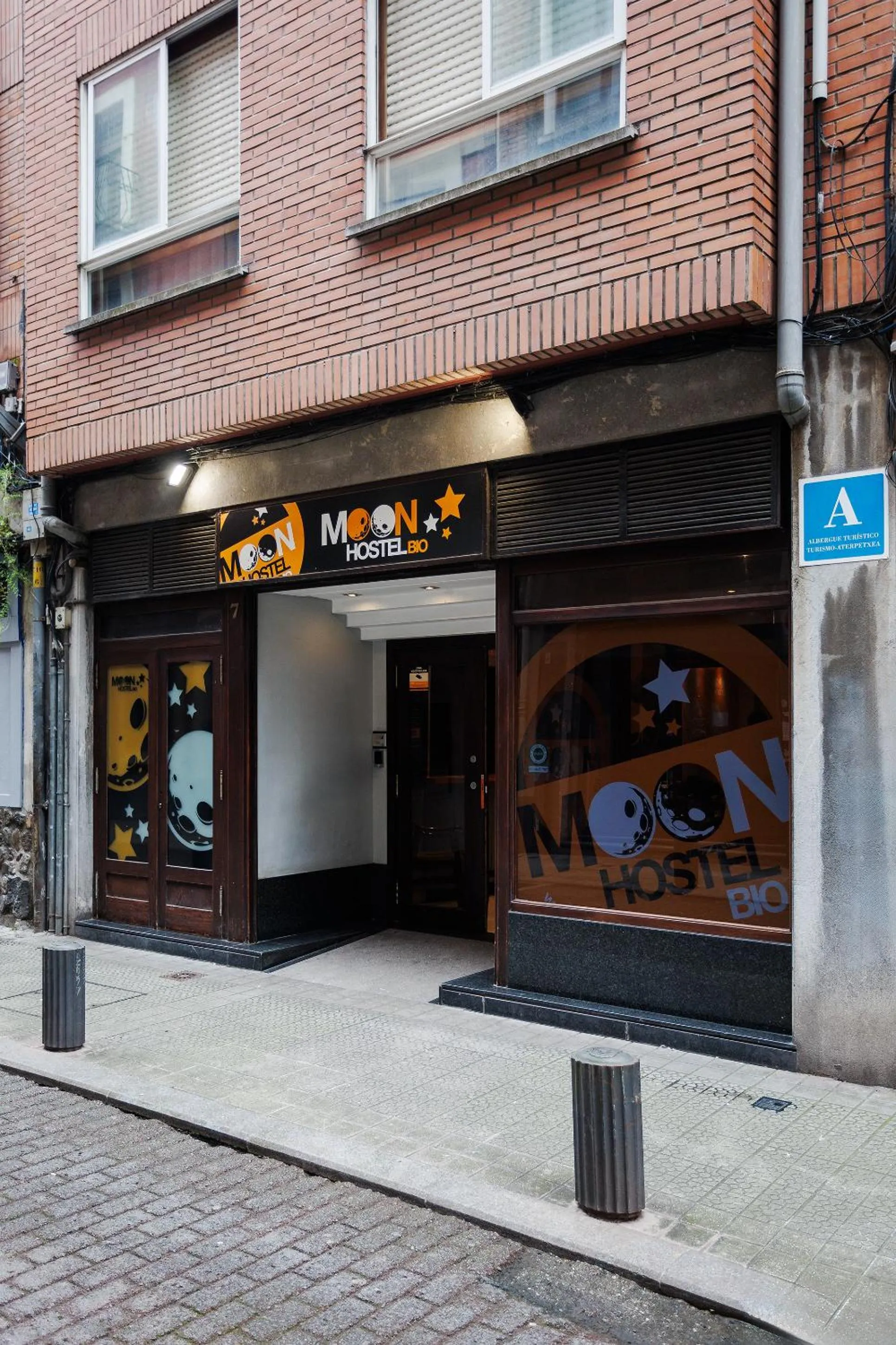 Facade/entrance in Moon Hostel Bio