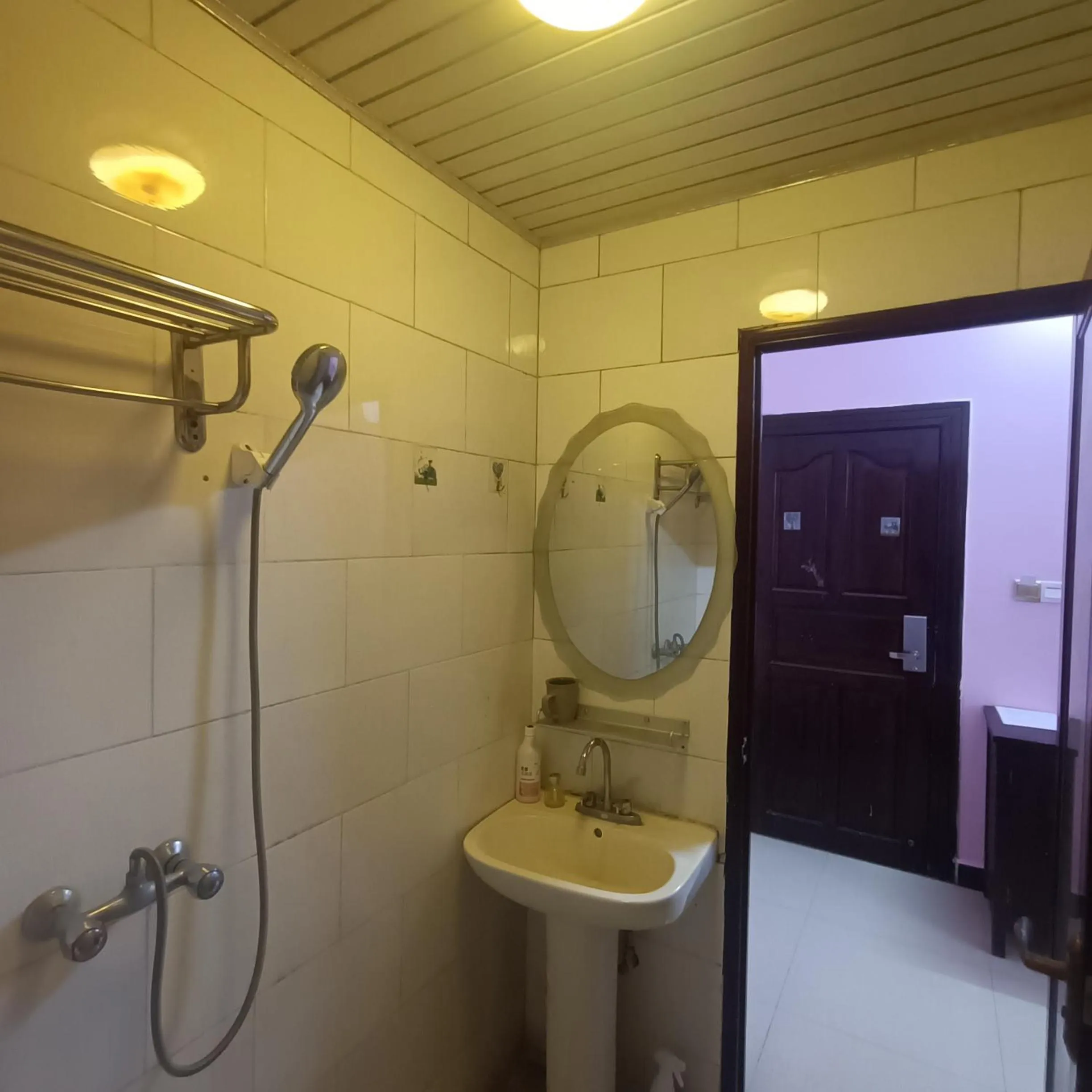 How Flowers Hostel & Party Coliving Coworking Nomad