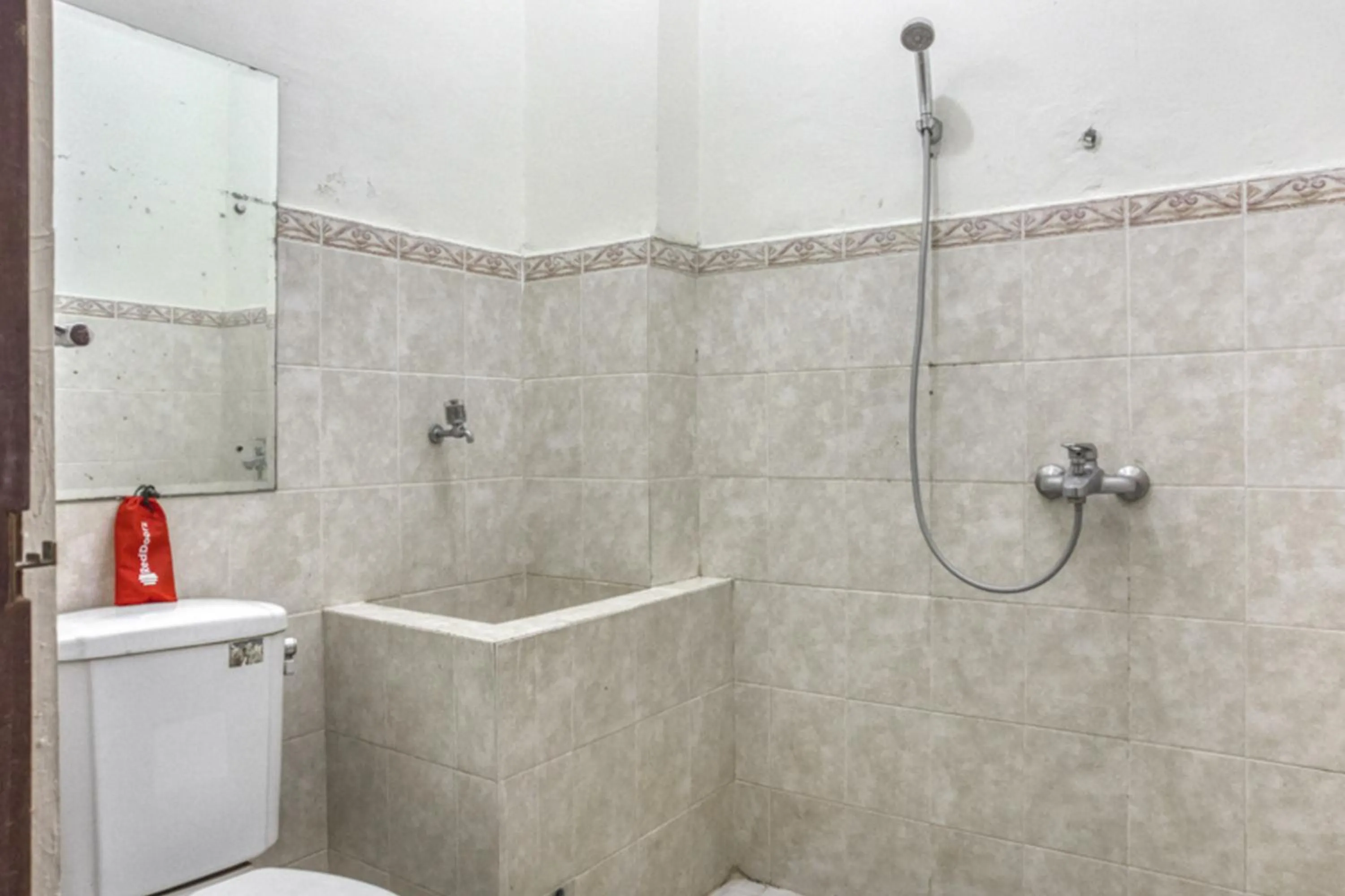 Bathroom in RedDoorz Syariah @ Raya Tajem Maguwo