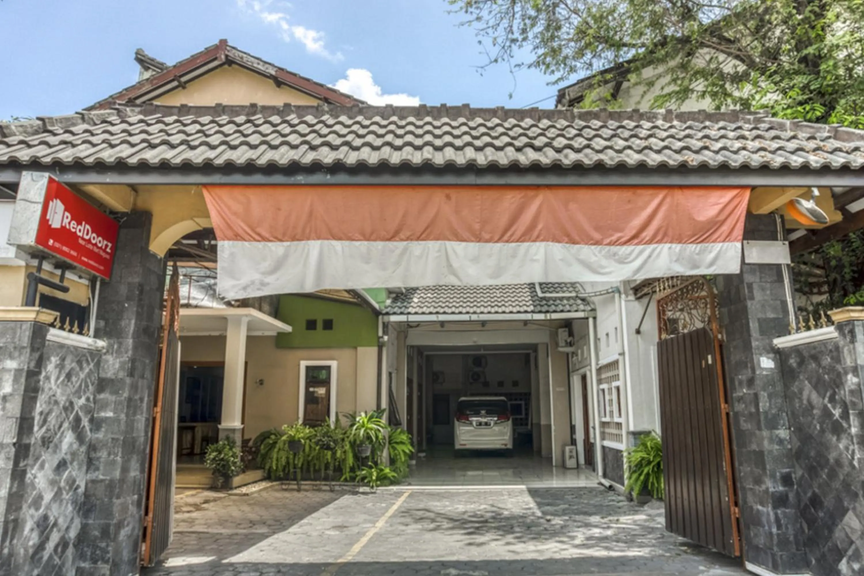 Property logo or sign in RedDoorz Syariah @ Raya Tajem Maguwo