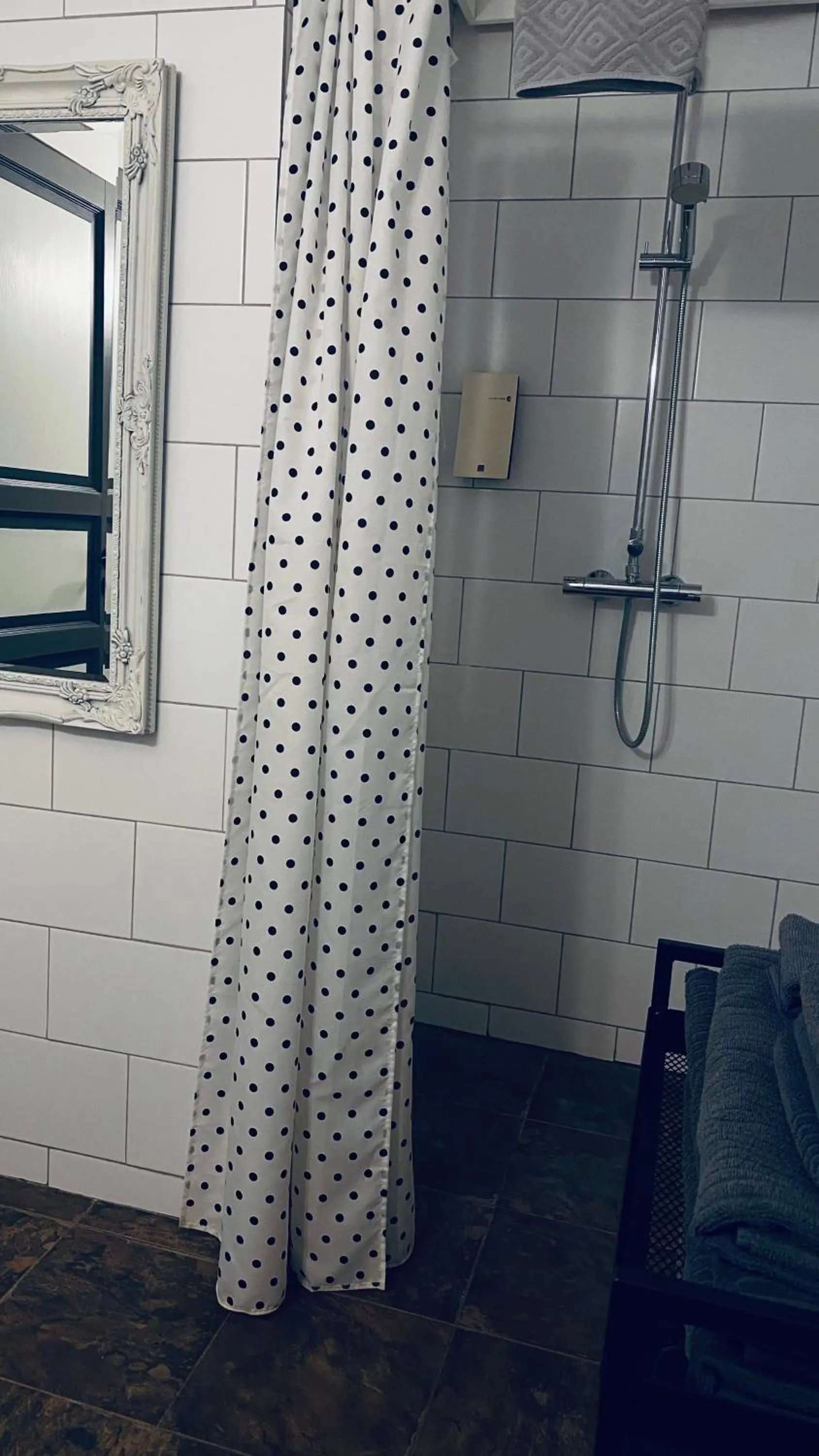 Shower in Hraunsnef Country Hotel