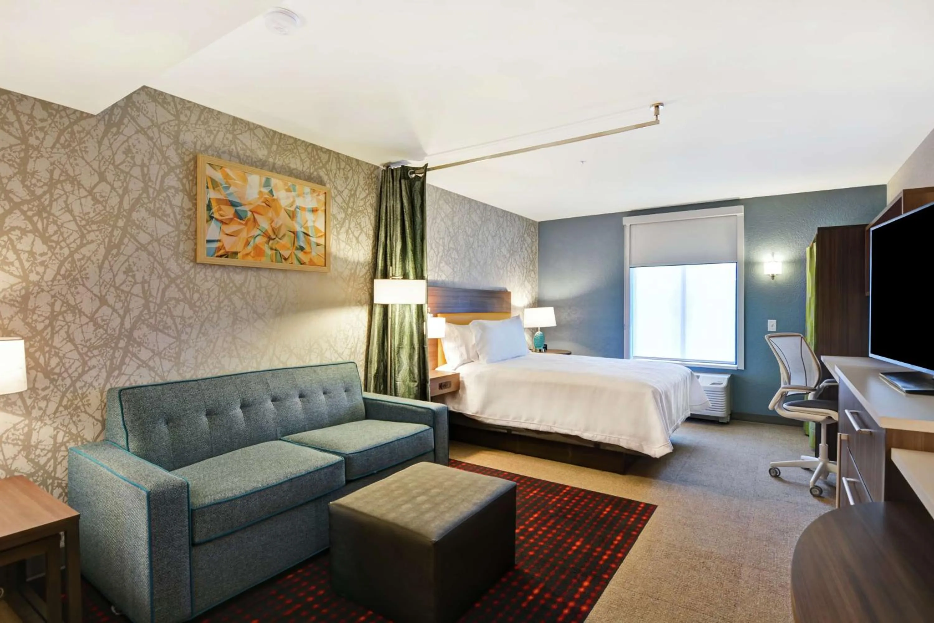 Living room, Bed in Home2 Suites By Hilton Beaufort