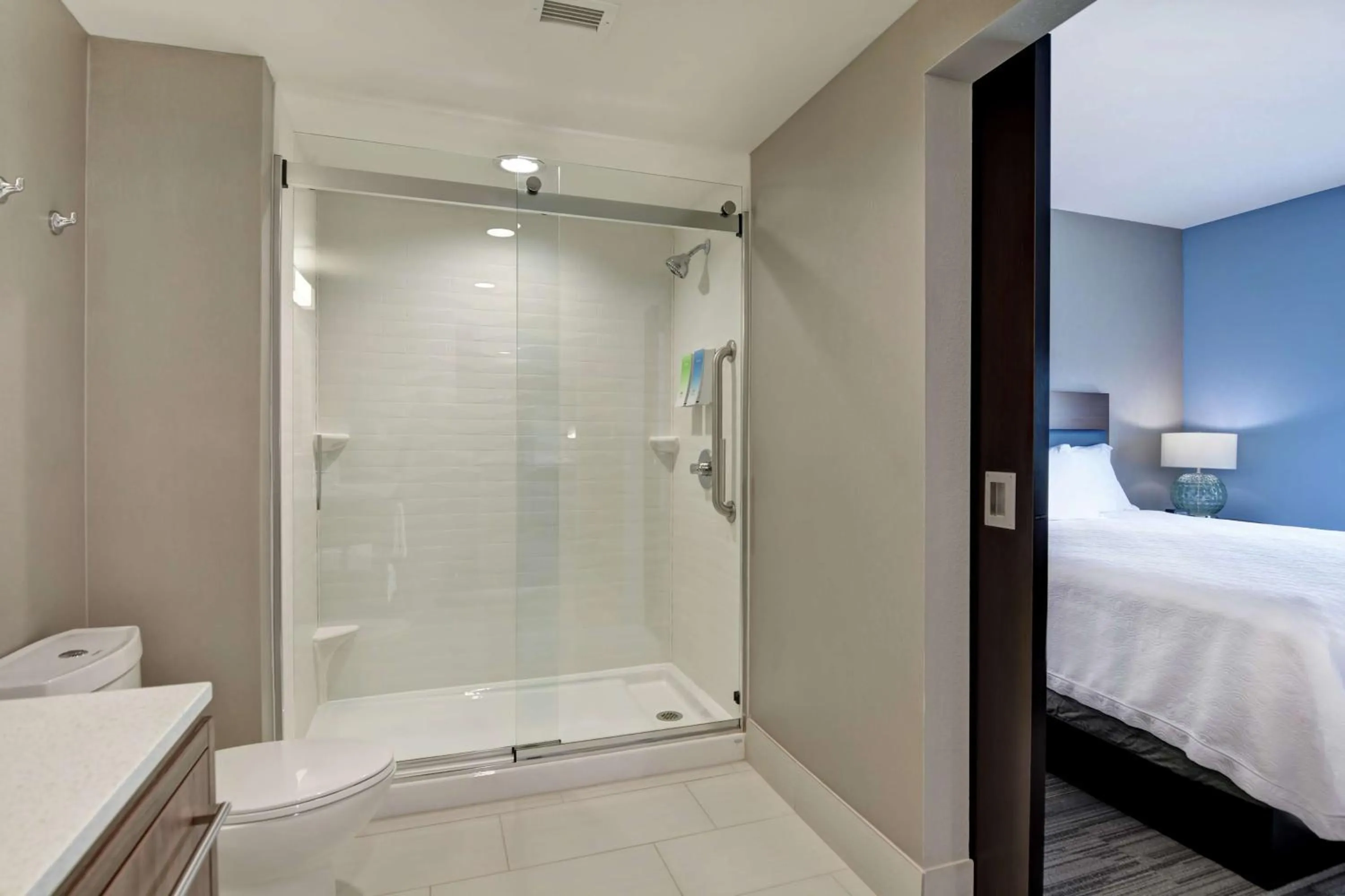 Bathroom, Bed in Home2 Suites By Hilton Springdale