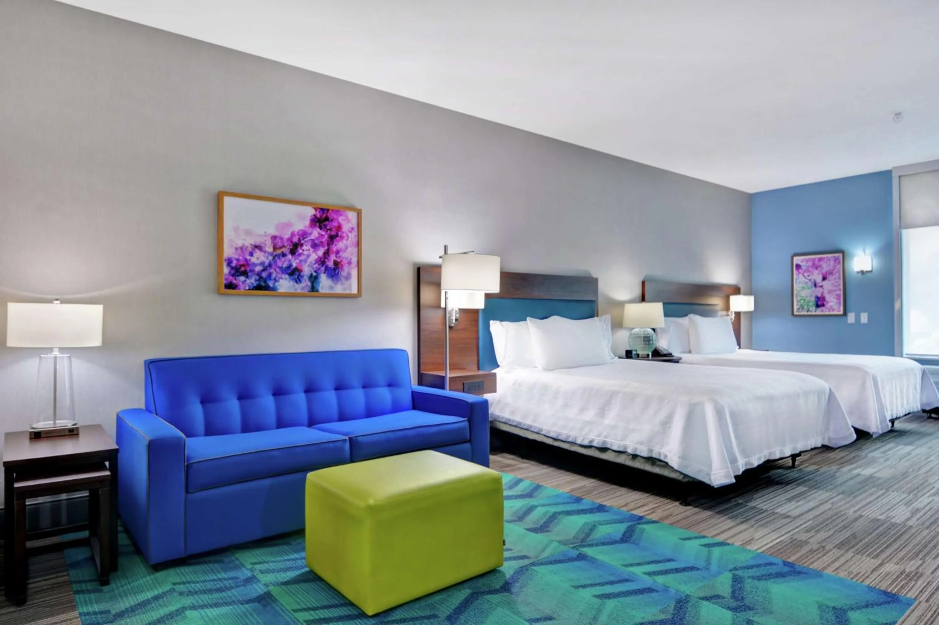 Living room, Bed in Home2 Suites By Hilton Springdale