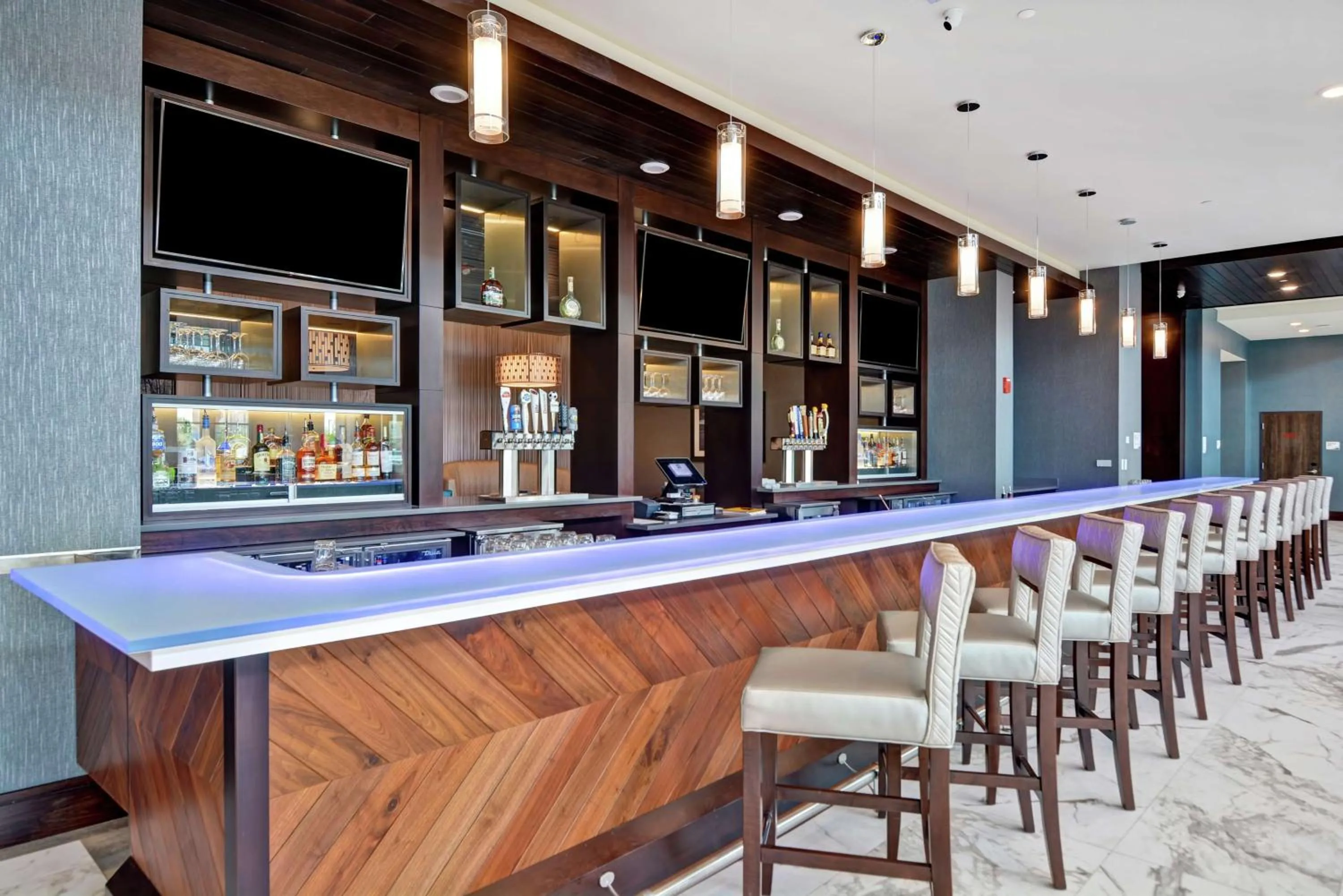 Lounge or bar in Embassy Suites By Hilton Plainfield Indianapolis Airport