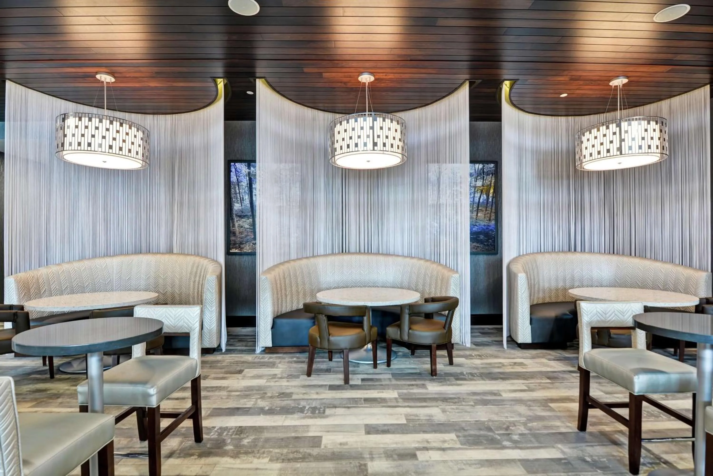 Dining area in Embassy Suites By Hilton Plainfield Indianapolis Airport