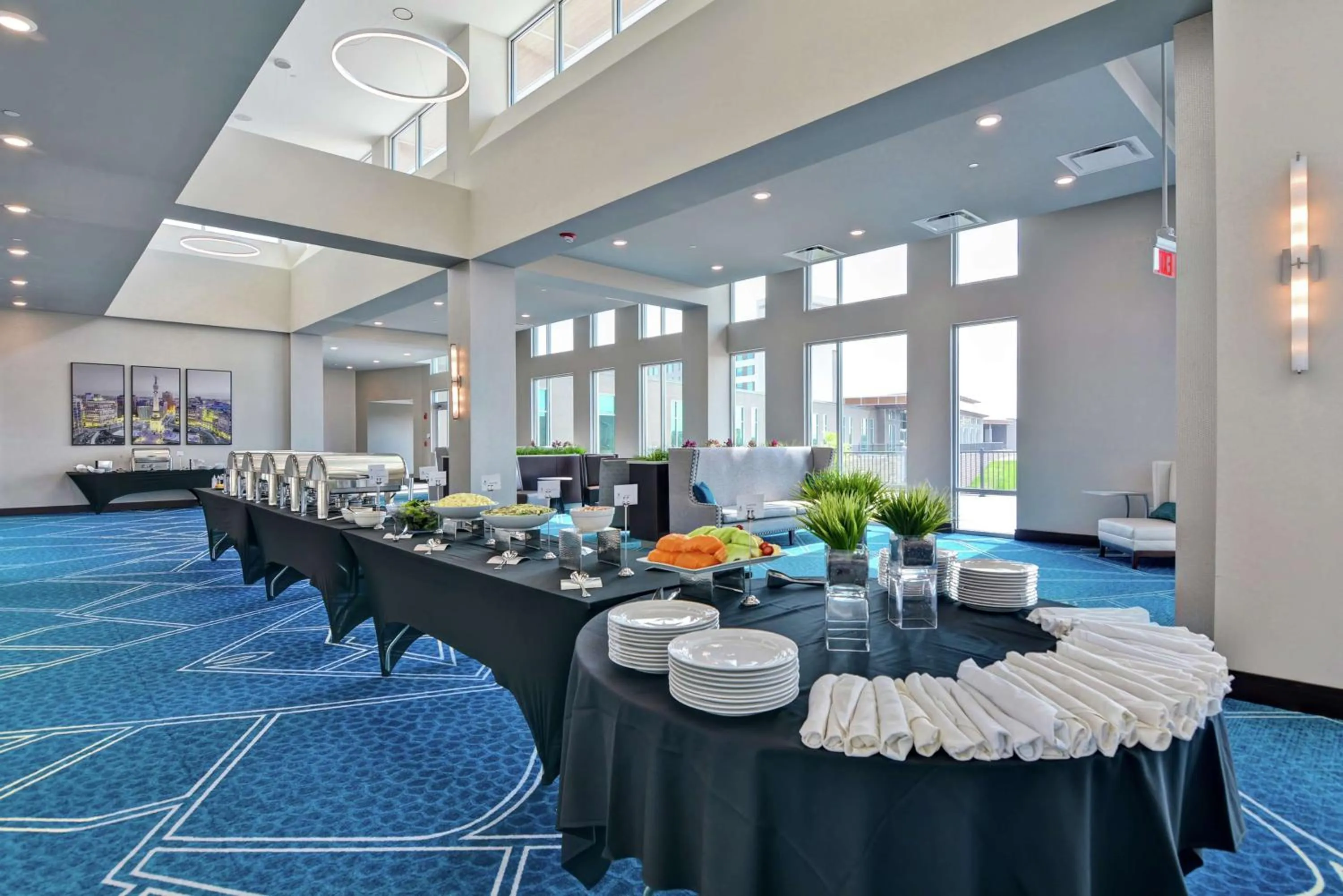 Dining area in Embassy Suites By Hilton Plainfield Indianapolis Airport