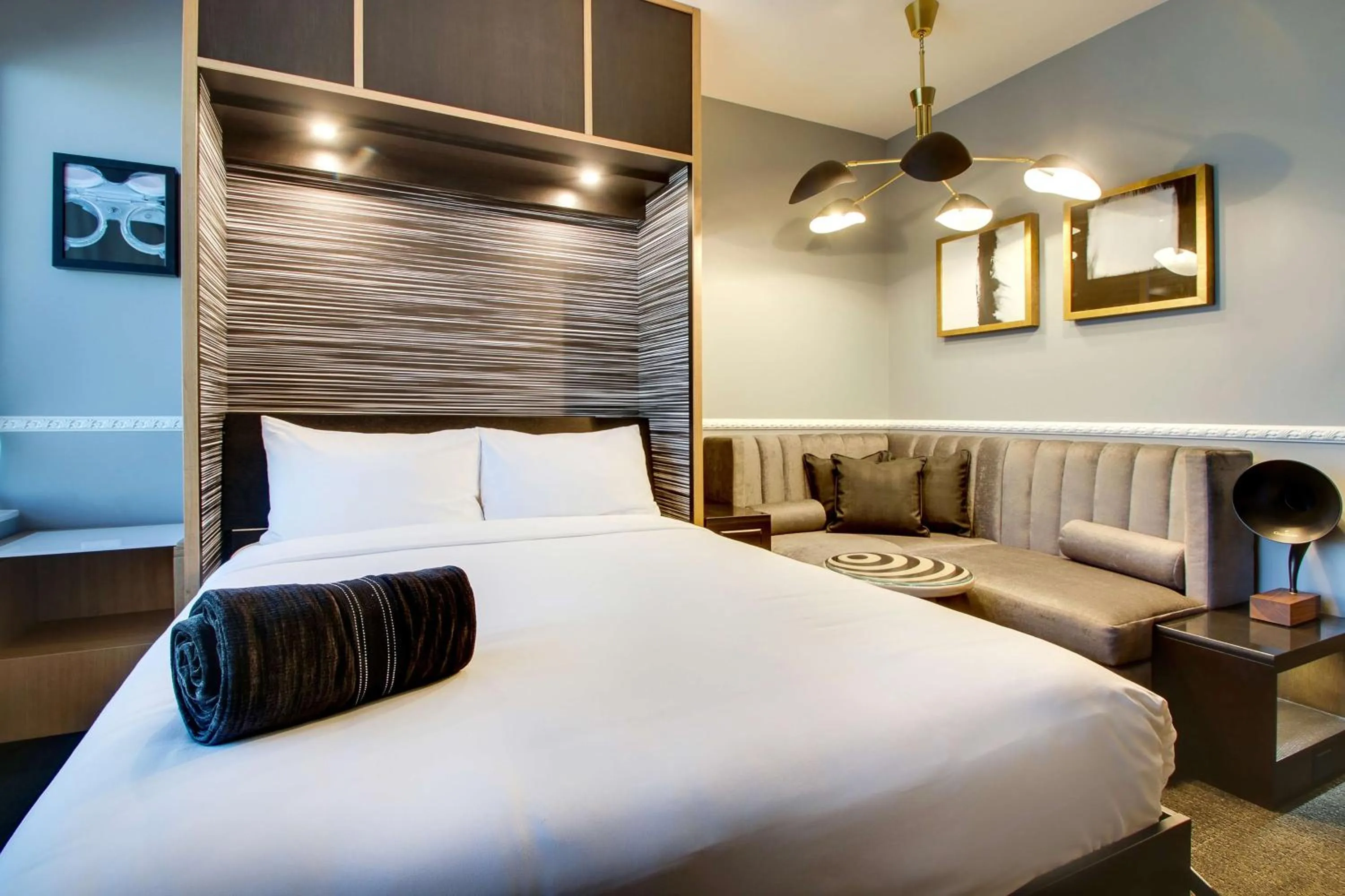 Bed in The Rose Chicago, Tapestry Collection By Hilton