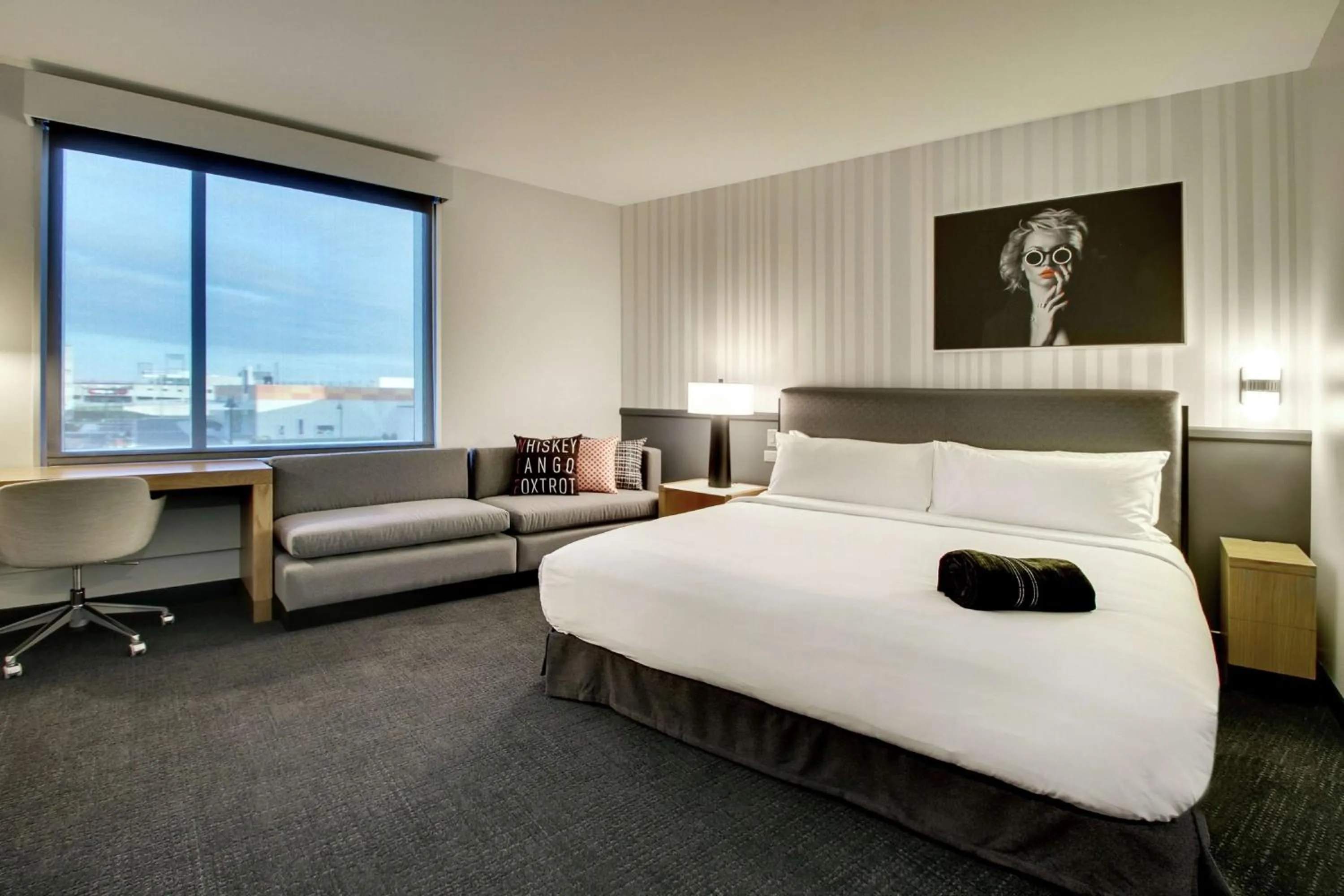 Bedroom, Bed in The Rose Chicago, Tapestry Collection By Hilton