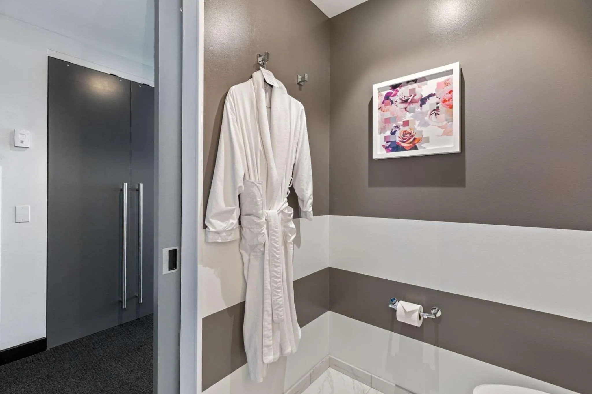 Bathroom in The Rose Chicago, Tapestry Collection By Hilton