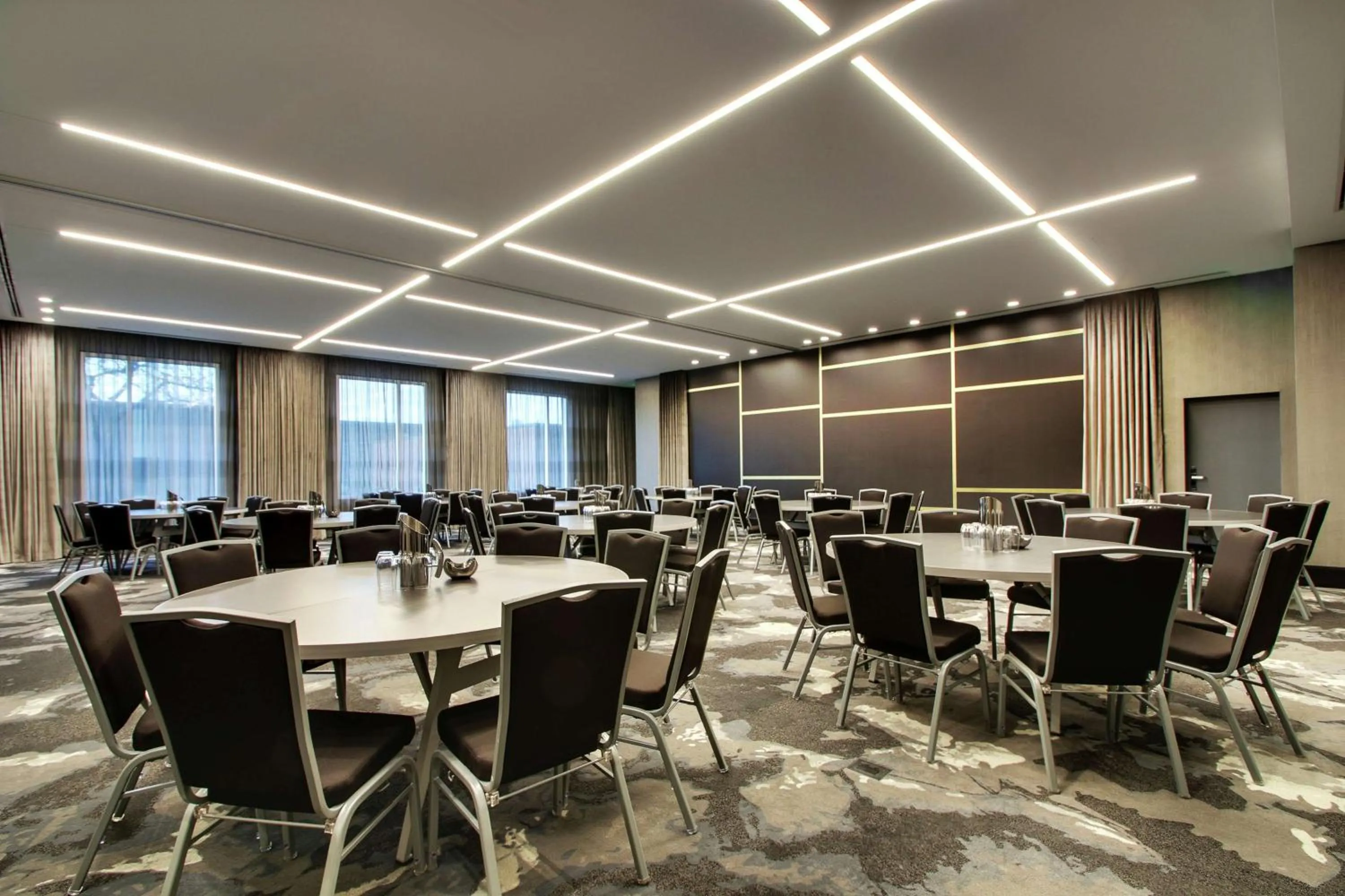 Dining area in The Rose Chicago, Tapestry Collection By Hilton