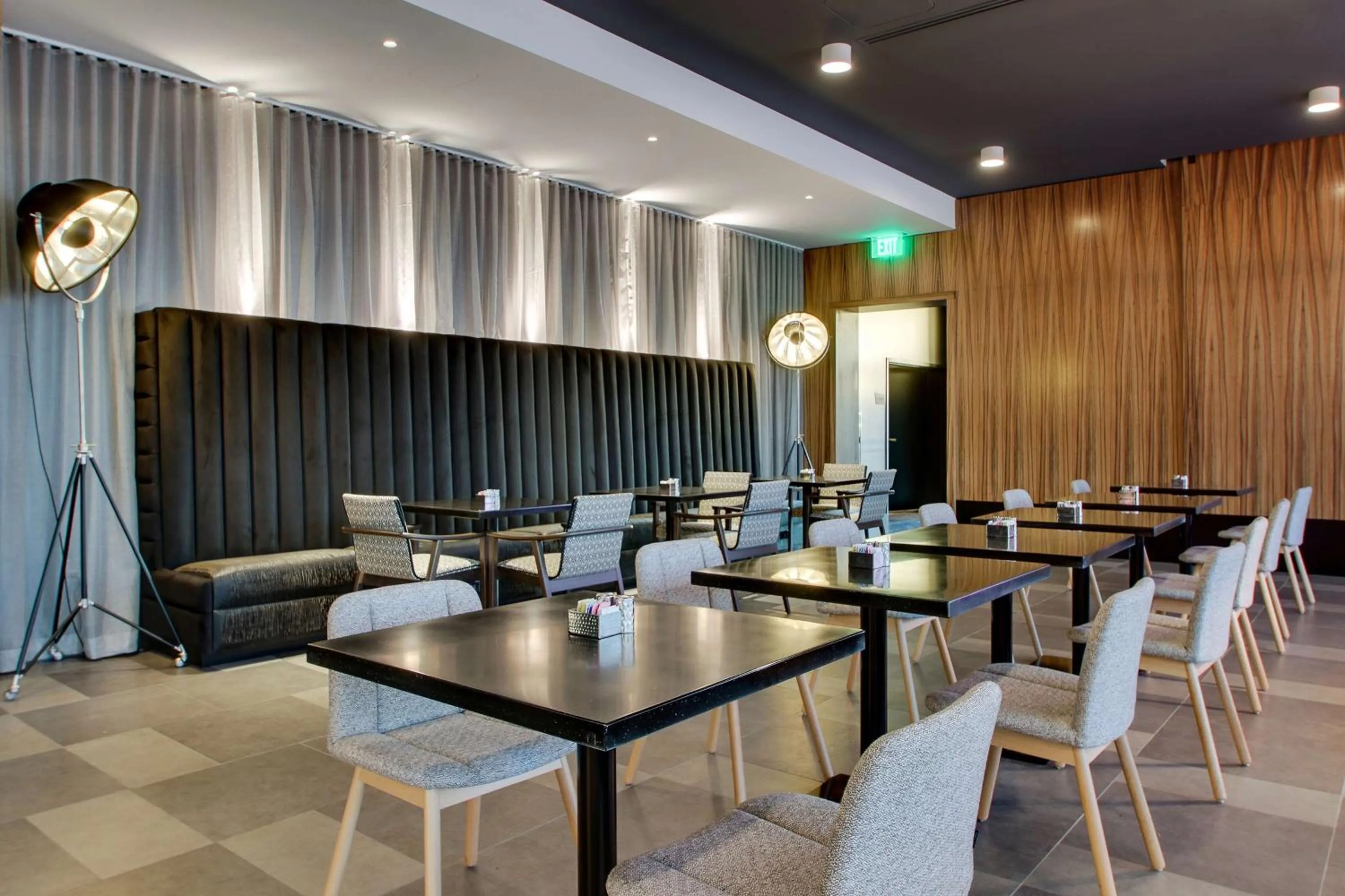 Restaurant/places to eat in The Rose Chicago, Tapestry Collection By Hilton