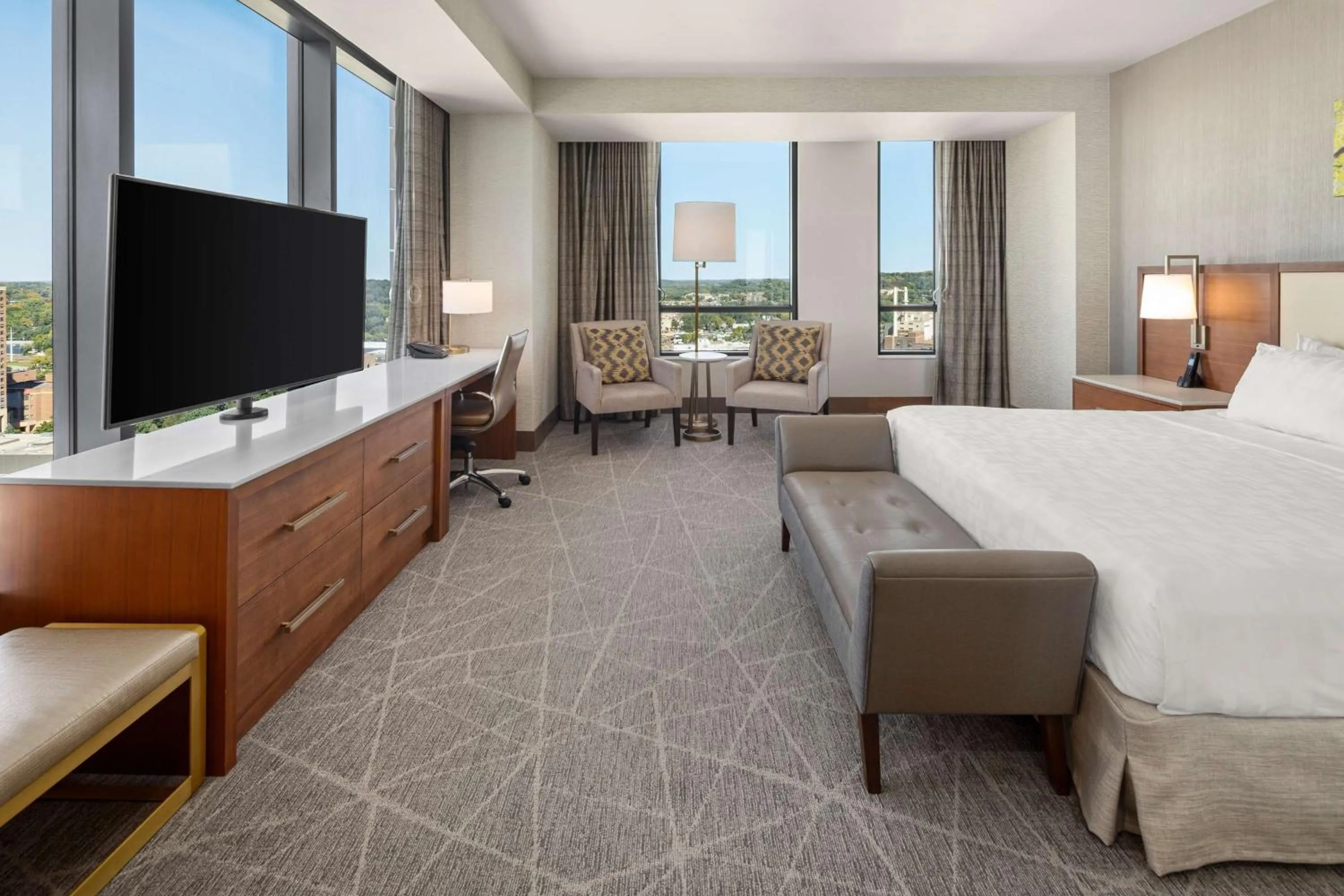 Bedroom, Bed in Hilton Rochester Mayo Clinic Area