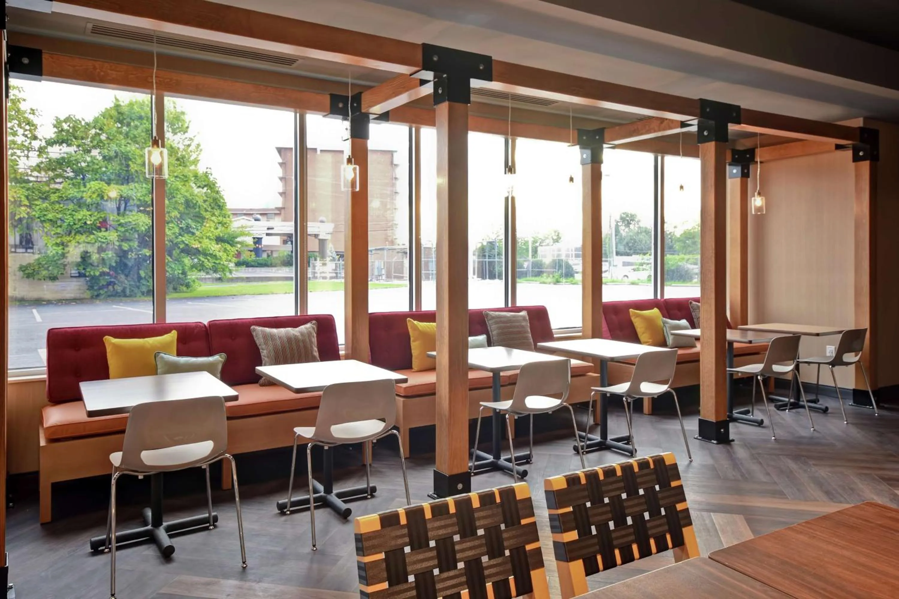 Dining area in Tru By Hilton Louisville Airport