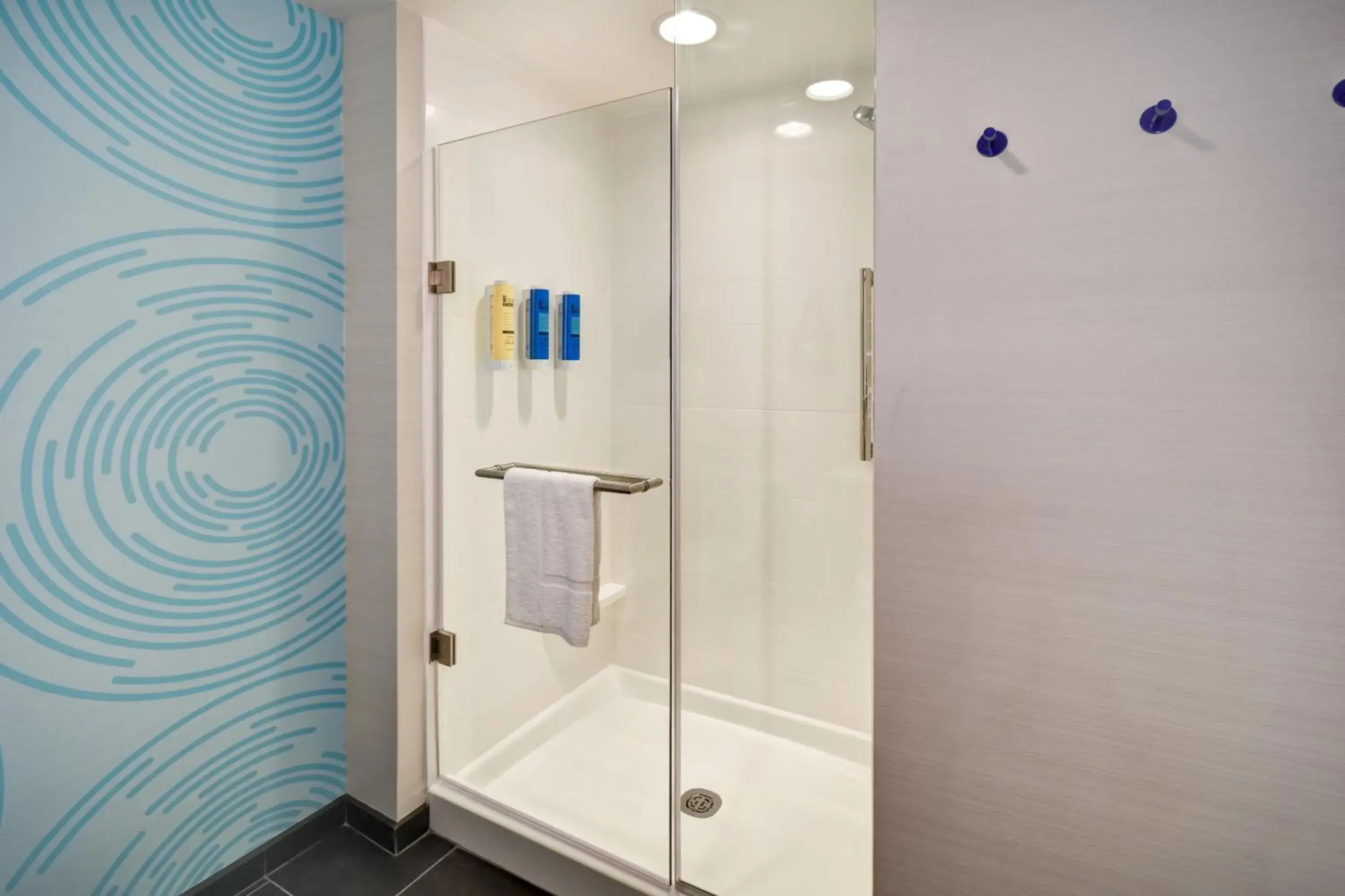 Queen Room with Two Queen Beds - Hearing Access in Tru By Hilton Louisville Airport Queen Room with Two Queen Beds - Hearing Access in Tru By Hilton Louisville Airport