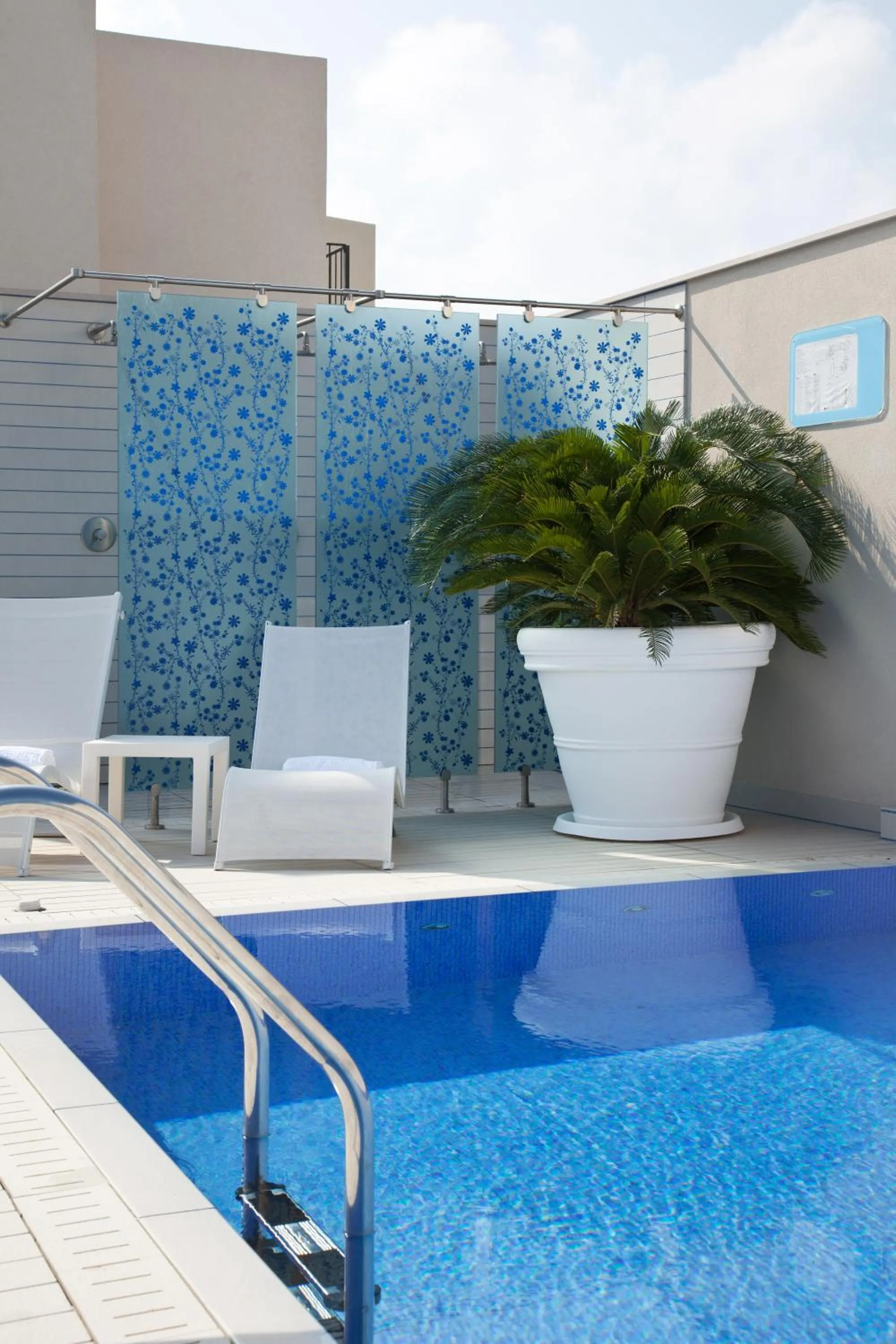 Swimming pool in JR Hotels Bari Grande Albergo delle Nazioni