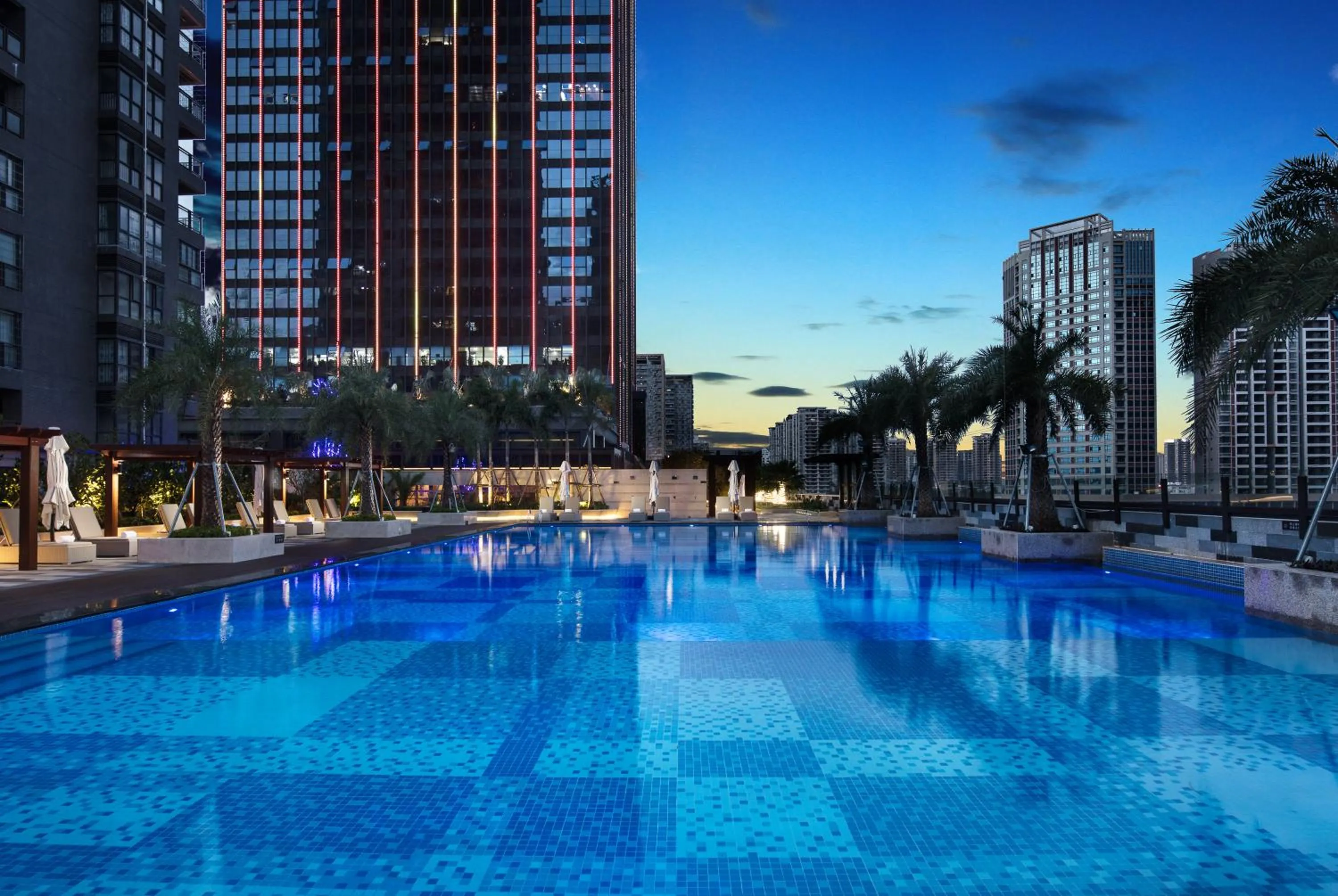 Swimming pool in Wyndham Grand Maoming