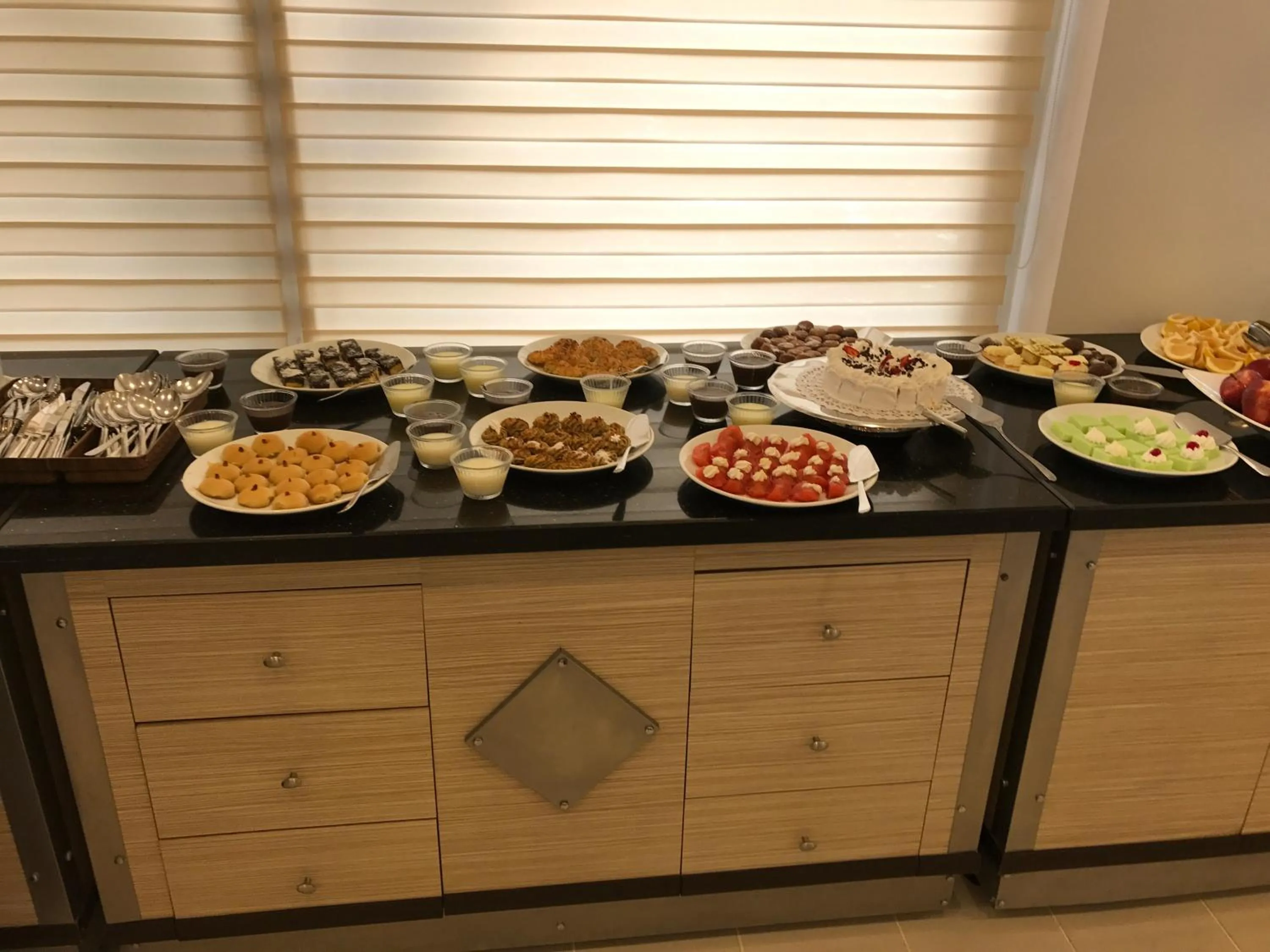 Restaurant/places to eat in Muz Hotel