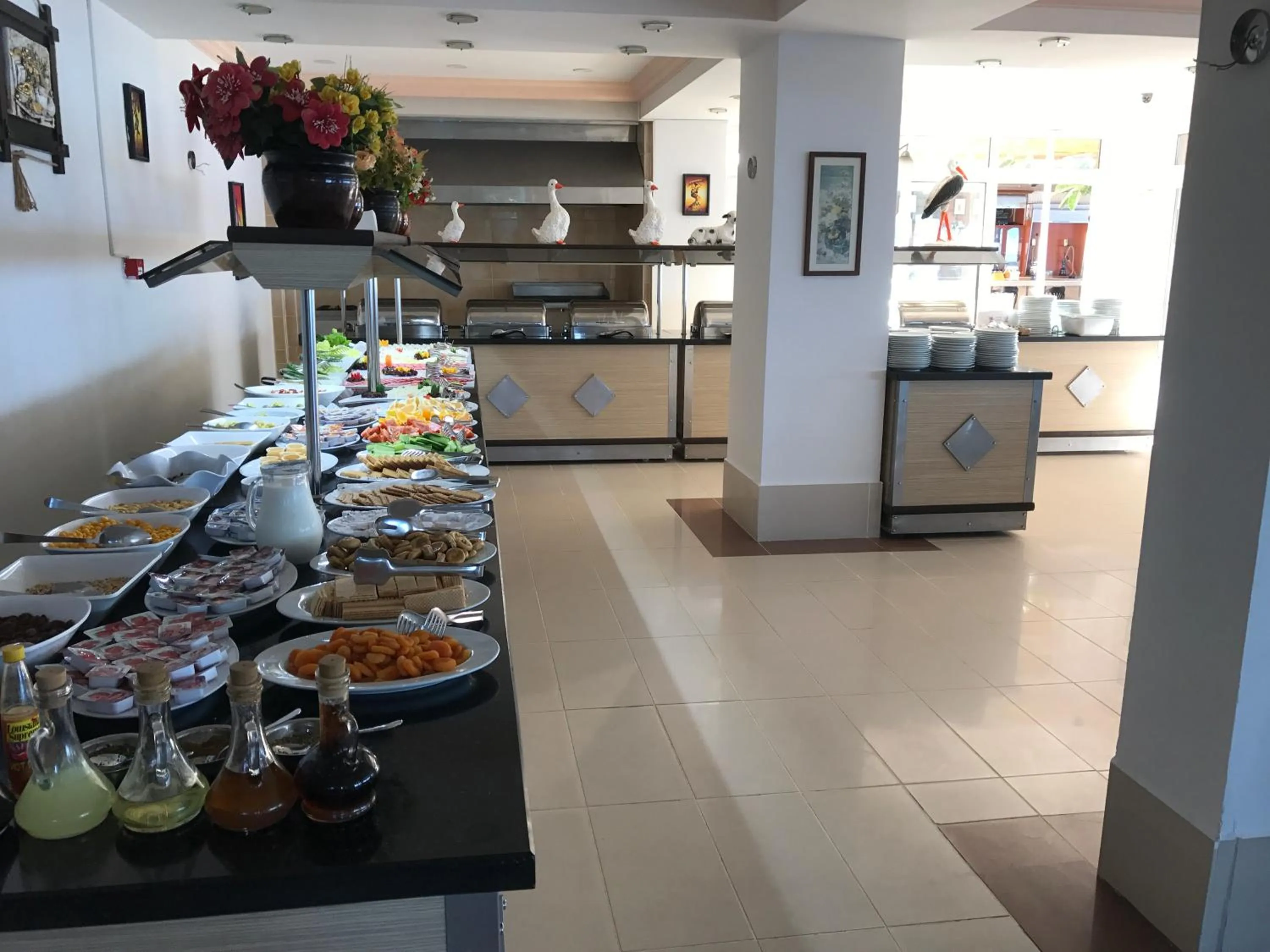 Restaurant/places to eat in Muz Hotel
