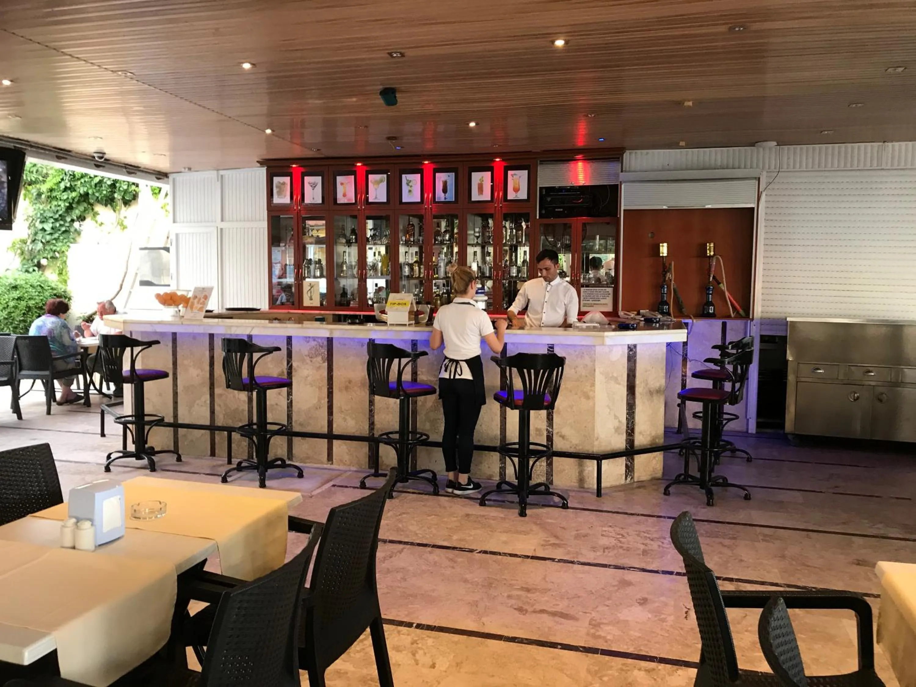 Restaurant/places to eat in Muz Hotel