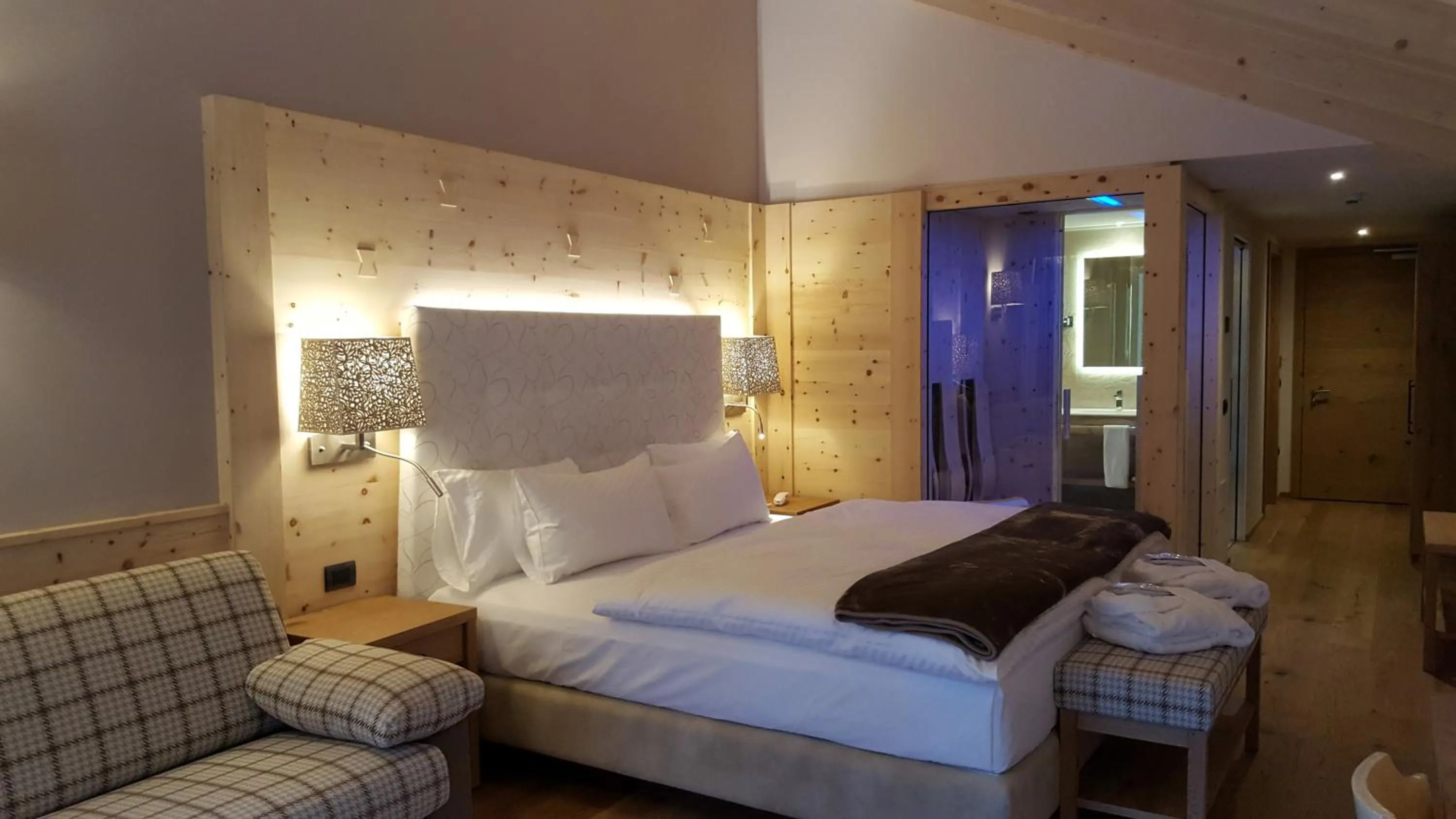 Bedroom, Bed in Hotel Cesa Tyrol