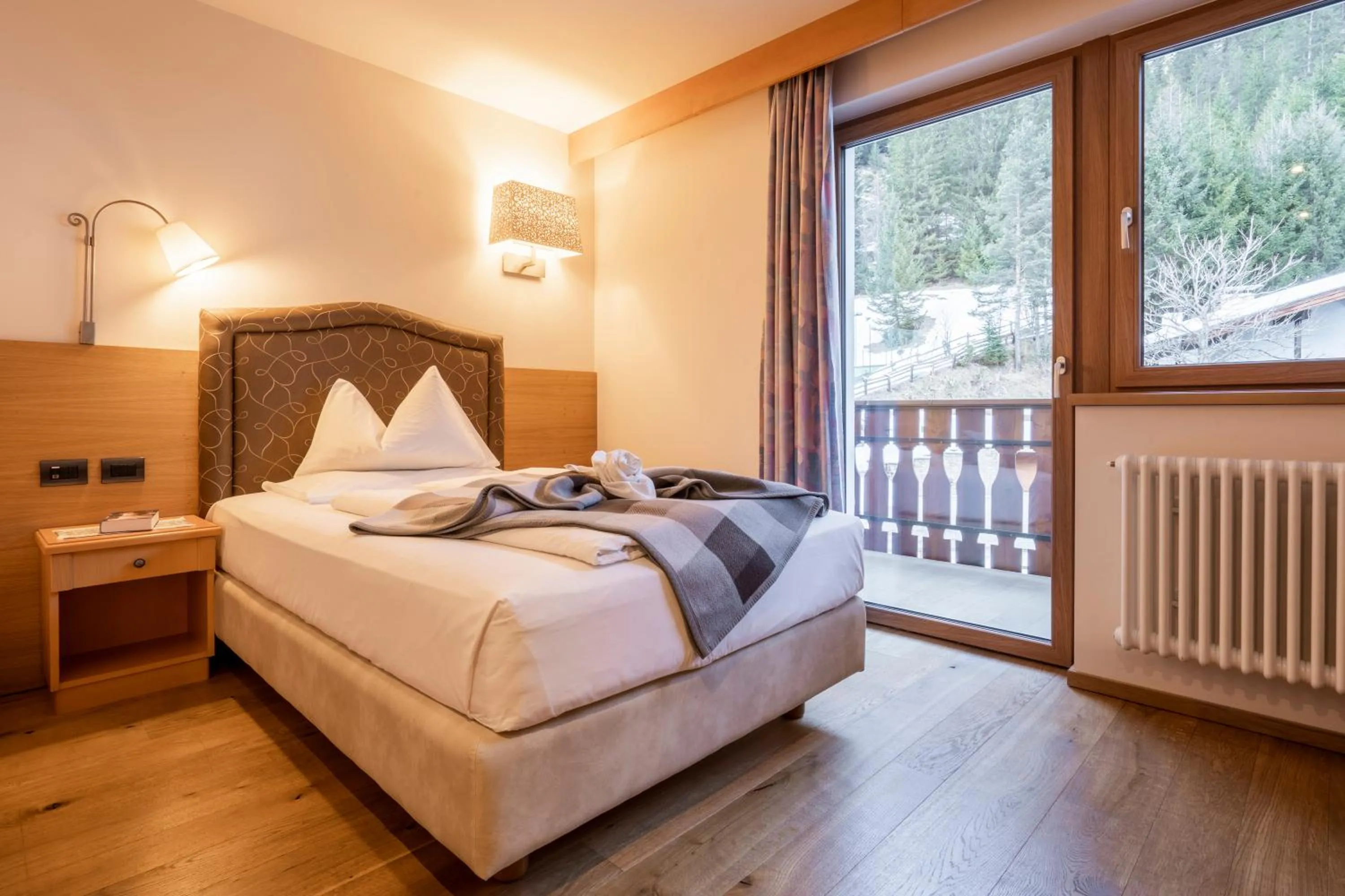 Bedroom, Bed in Hotel Cesa Tyrol