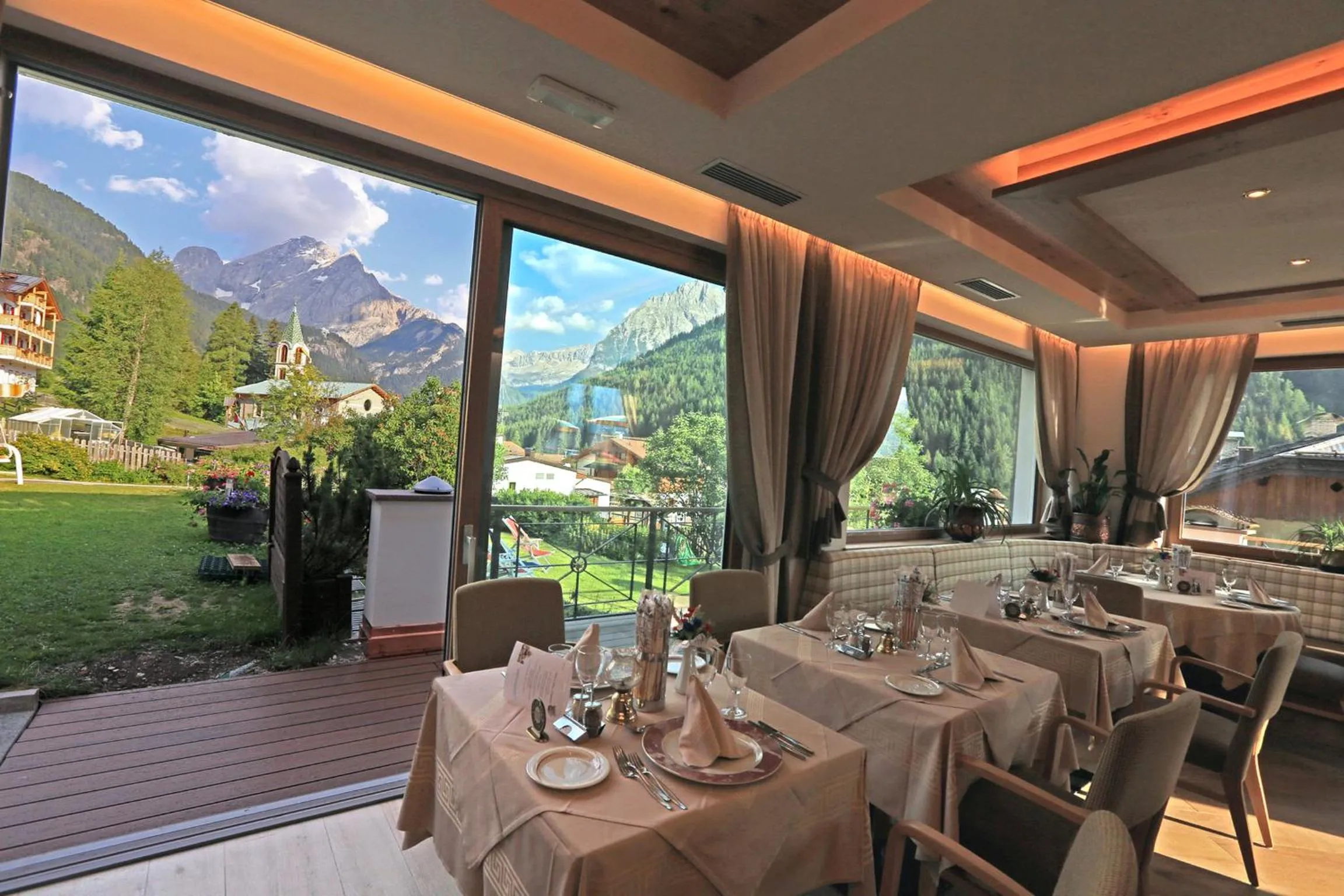Restaurant/places to eat in Hotel Cesa Tyrol