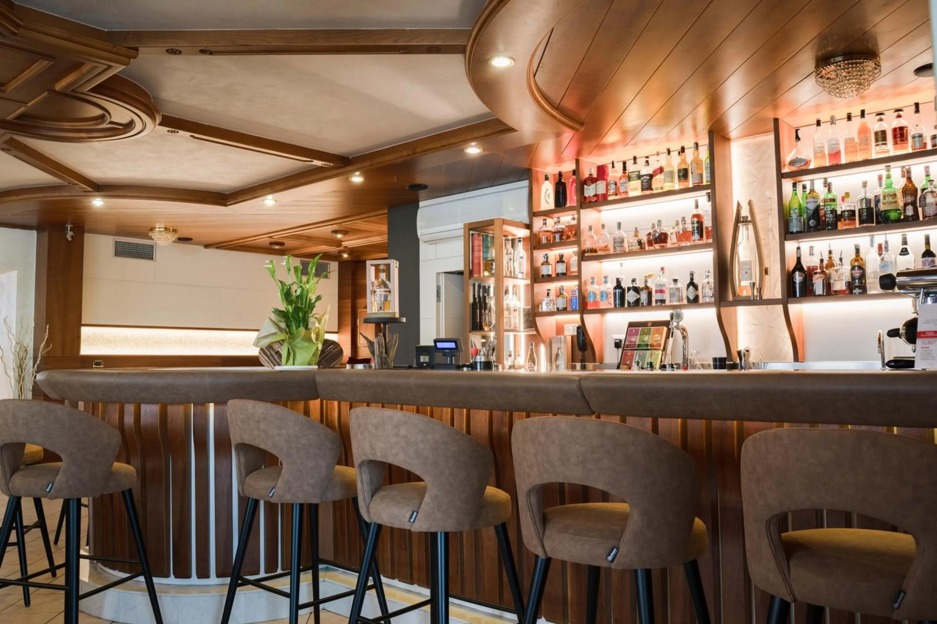 Lounge or bar in ADLER MERYEM wellness hotel - Andalo