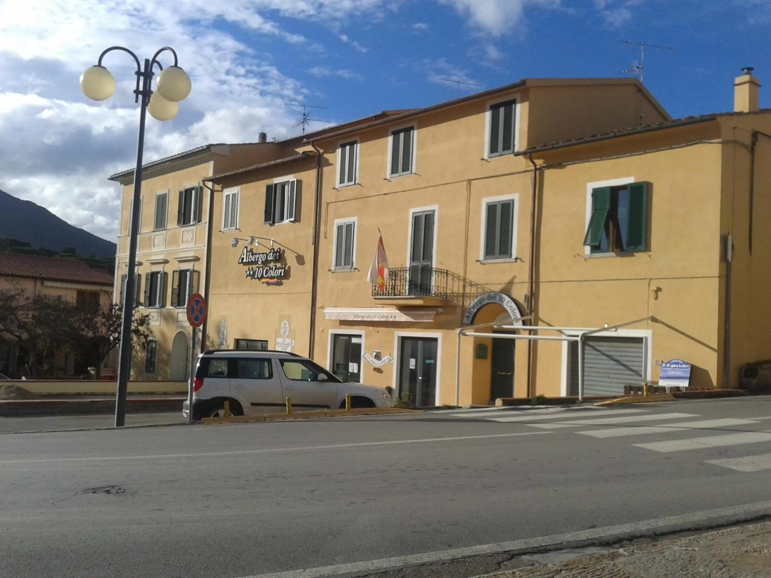 Property building in Albergo Dei 10 Colori